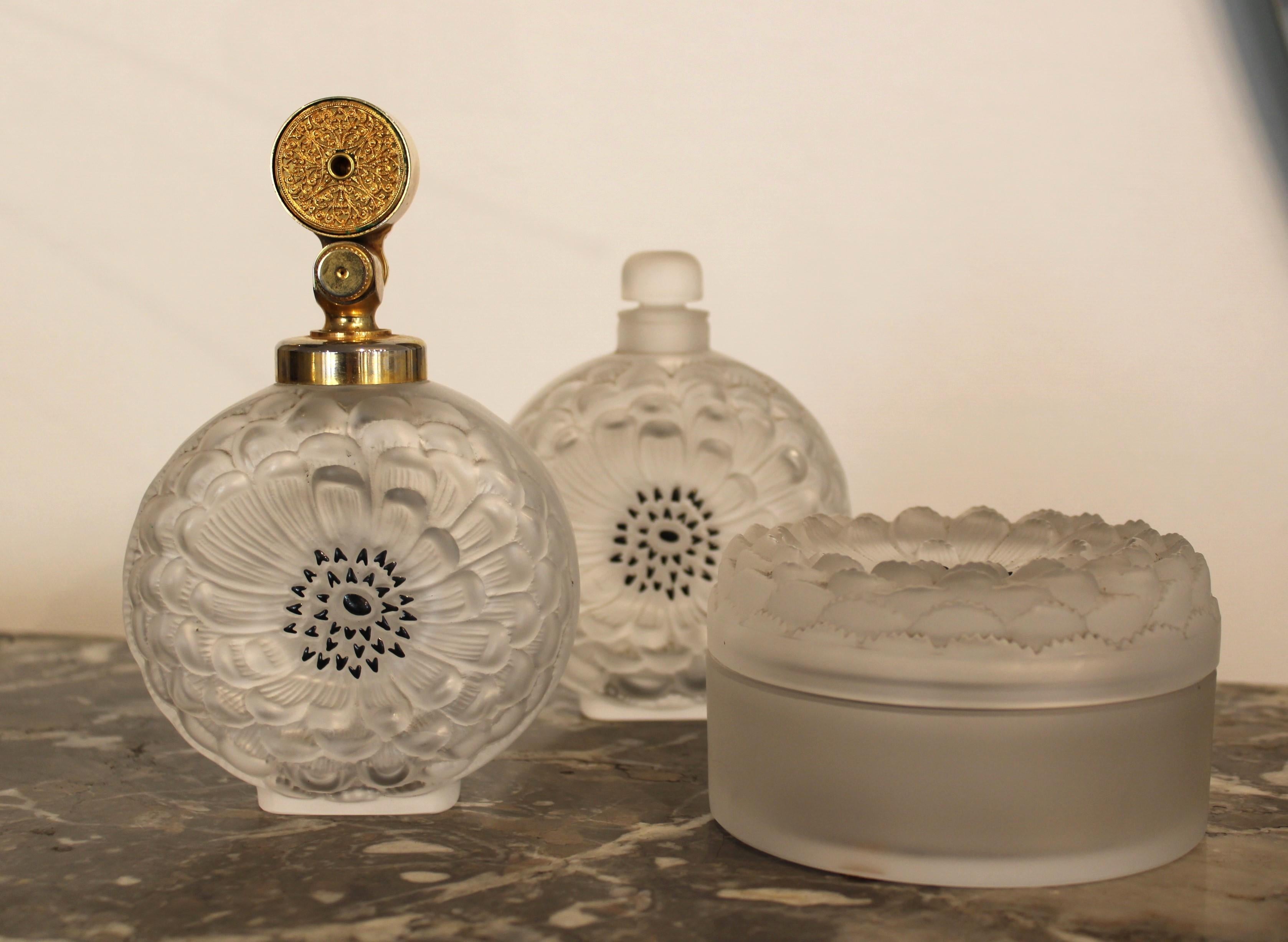 Deux flacons de parfum en cristal et une petite boîte, embouts en émail noir, modèle 