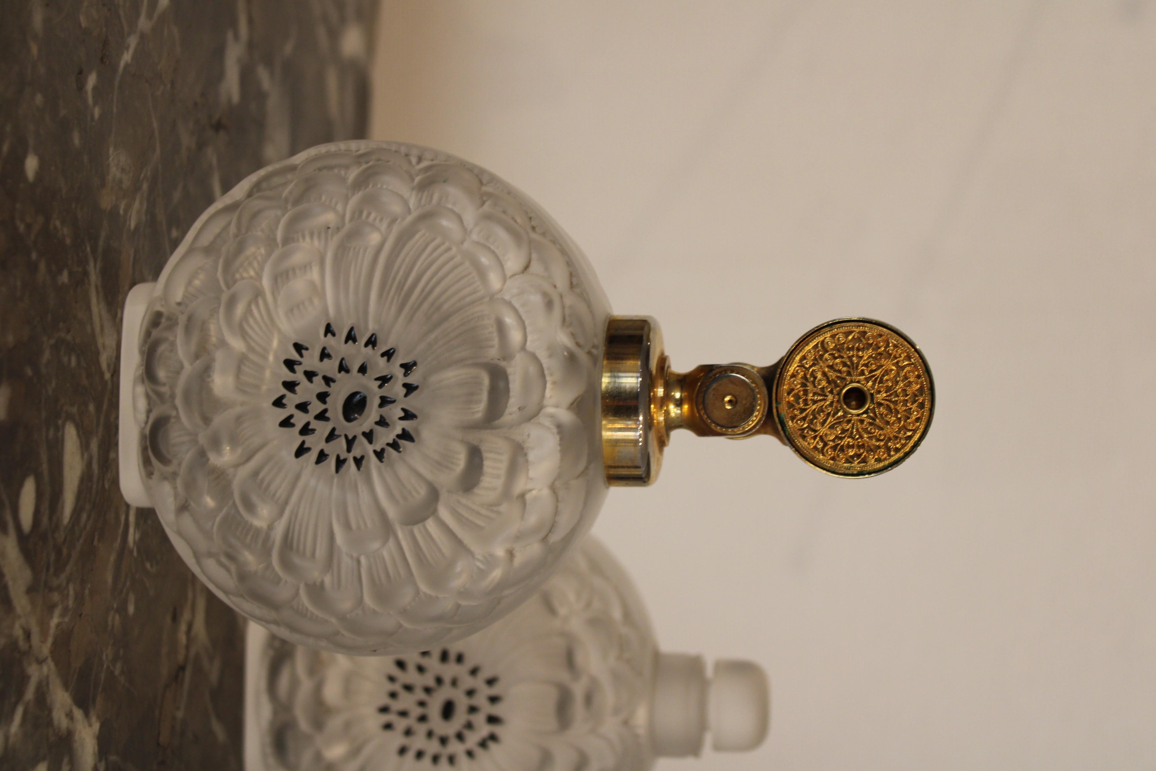 20ième siècle Ensemble Lalique, modèle « Dahlia » en vente