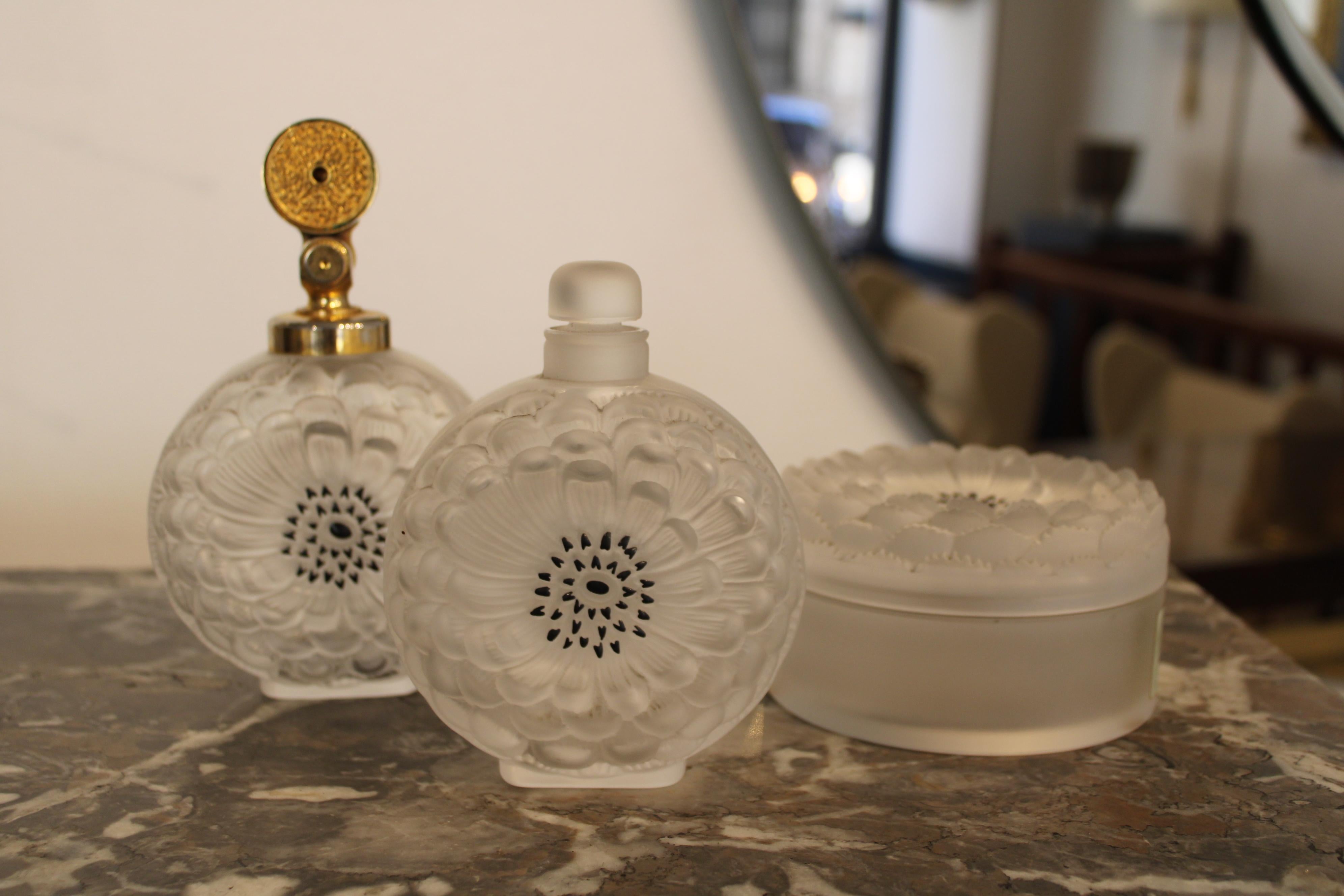 Cristal Ensemble Lalique, modèle « Dahlia » en vente