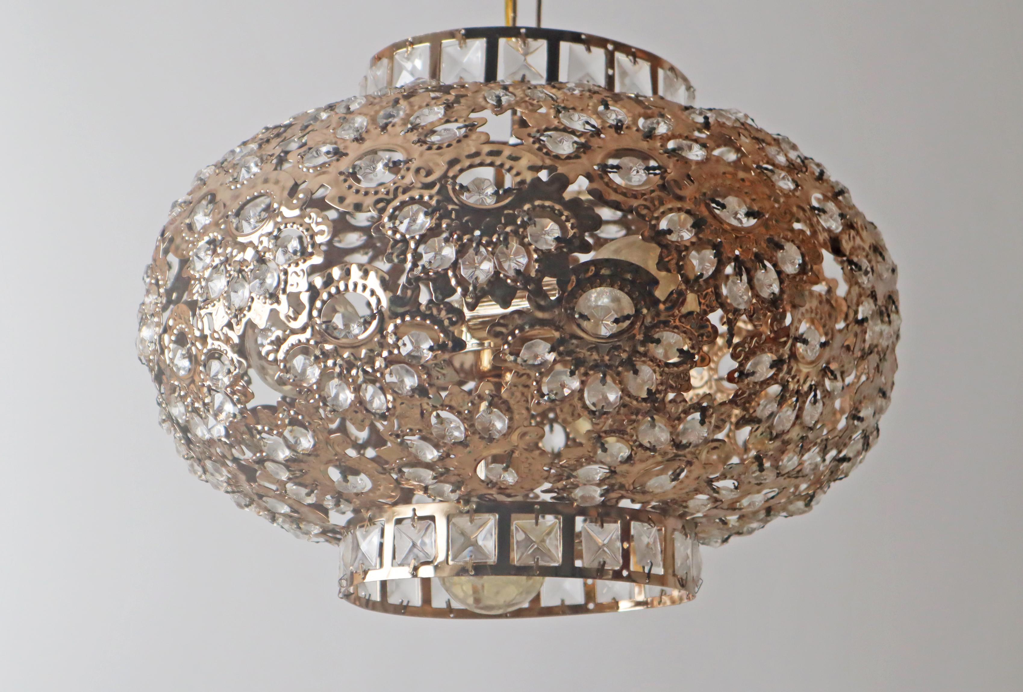 Lampe suspendue de forme ronde Crystal Lantern. en vente 2