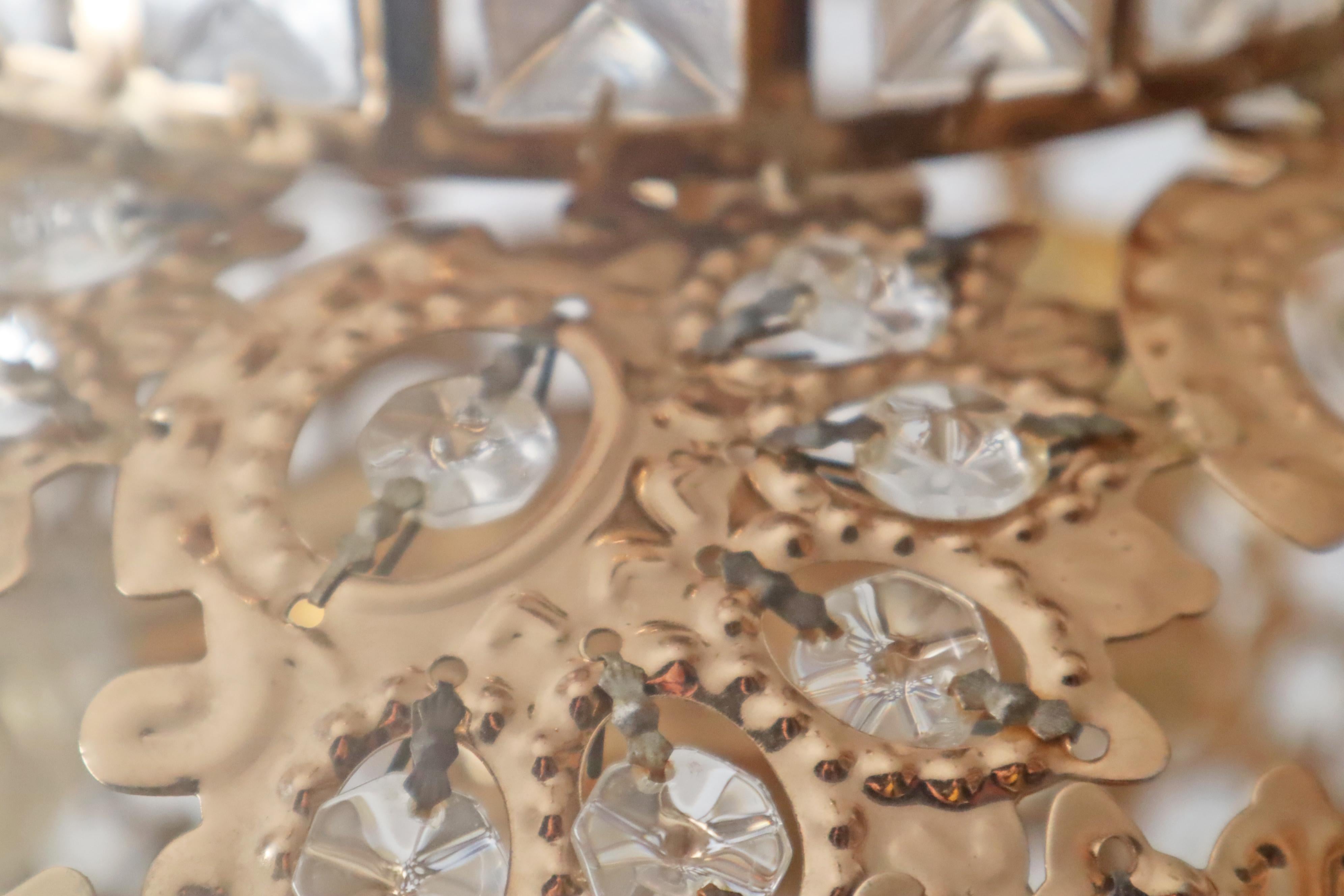 Lampe suspendue de forme ronde Crystal Lantern. en vente 4