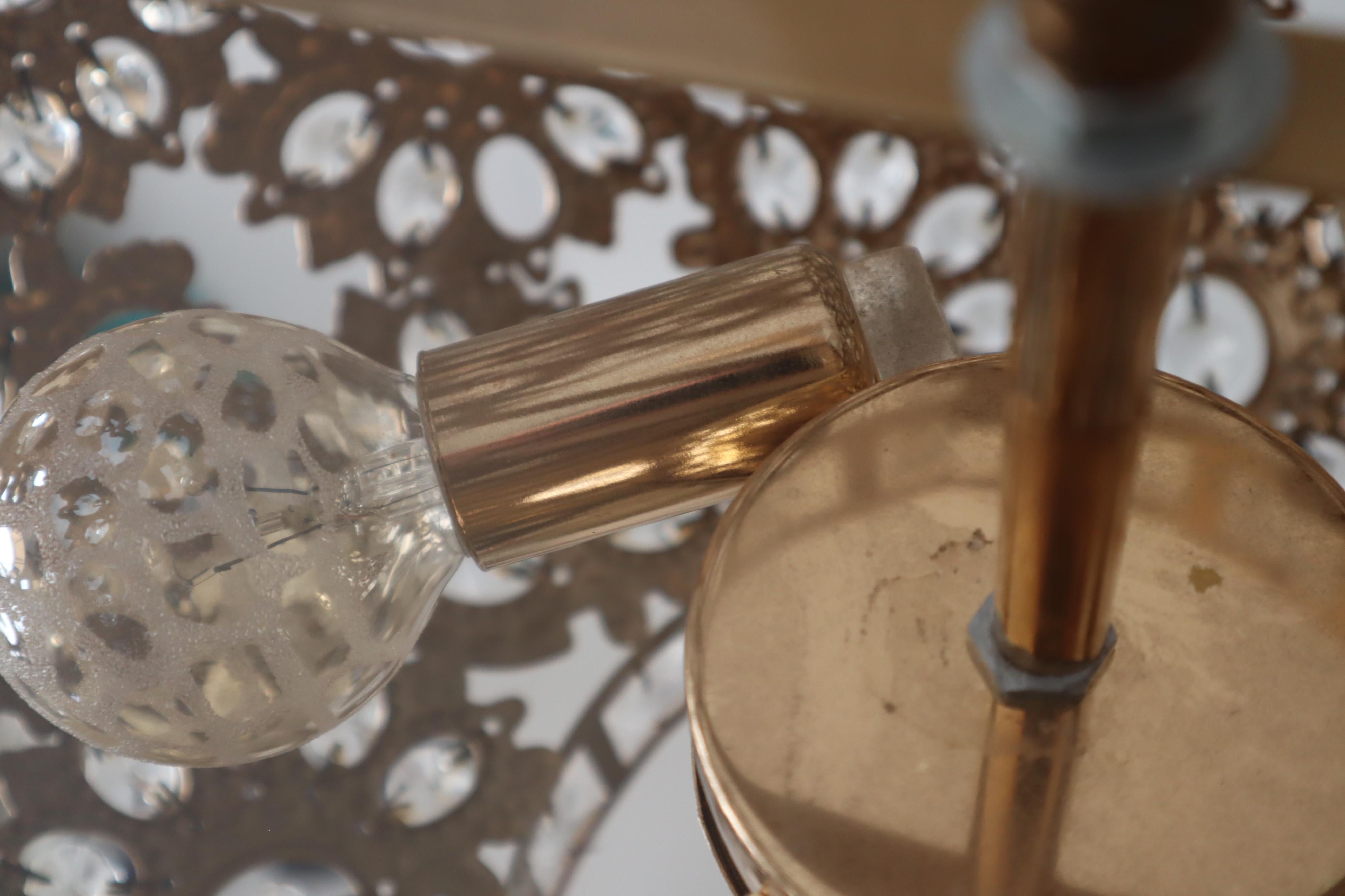 Lampe suspendue de forme ronde Crystal Lantern. en vente 6