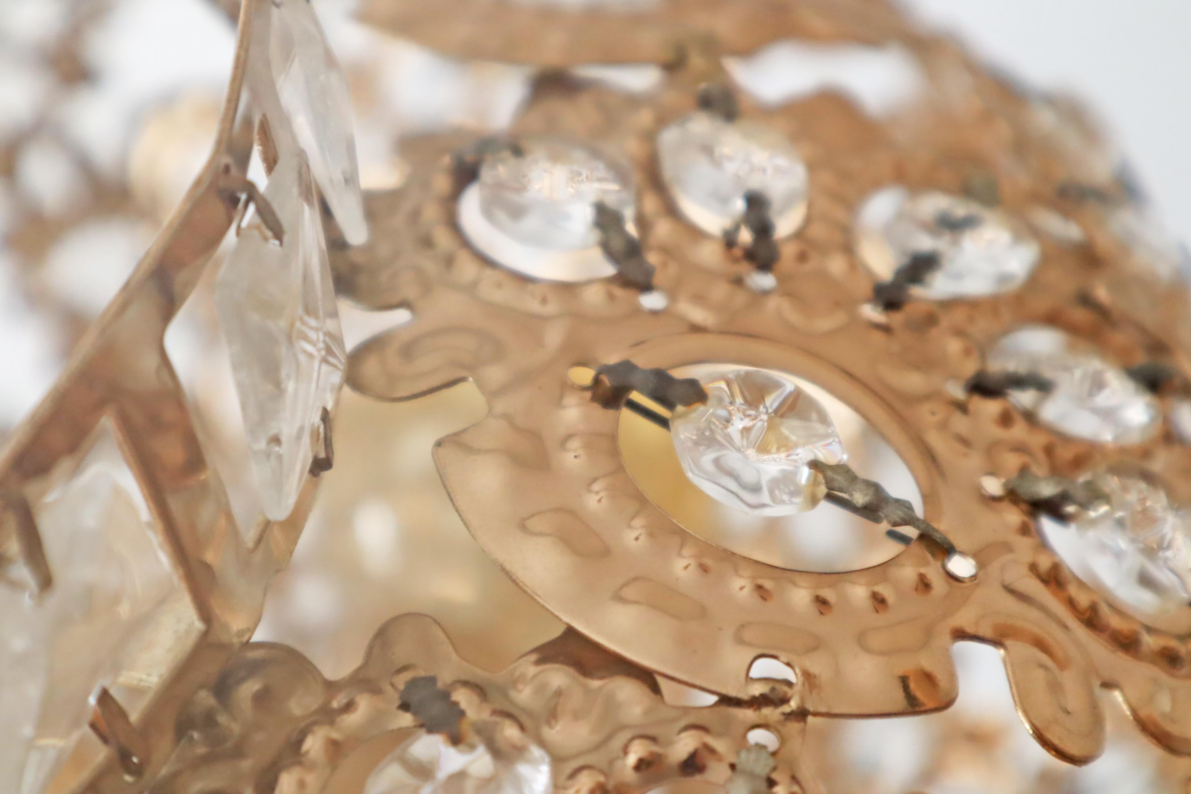 Lampe suspendue de forme ronde Crystal Lantern. en vente 7