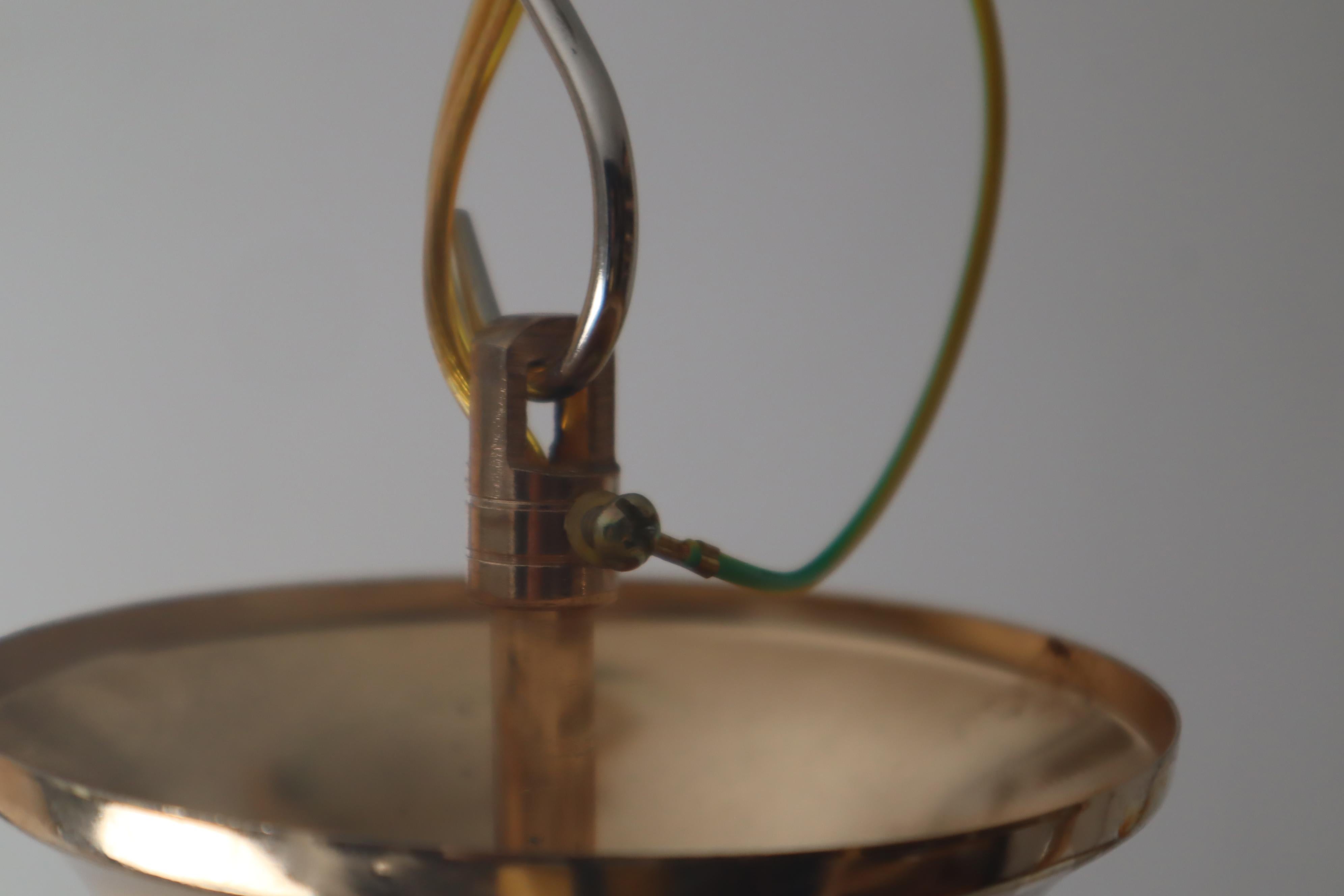 Lampe suspendue de forme ronde Crystal Lantern. en vente 8