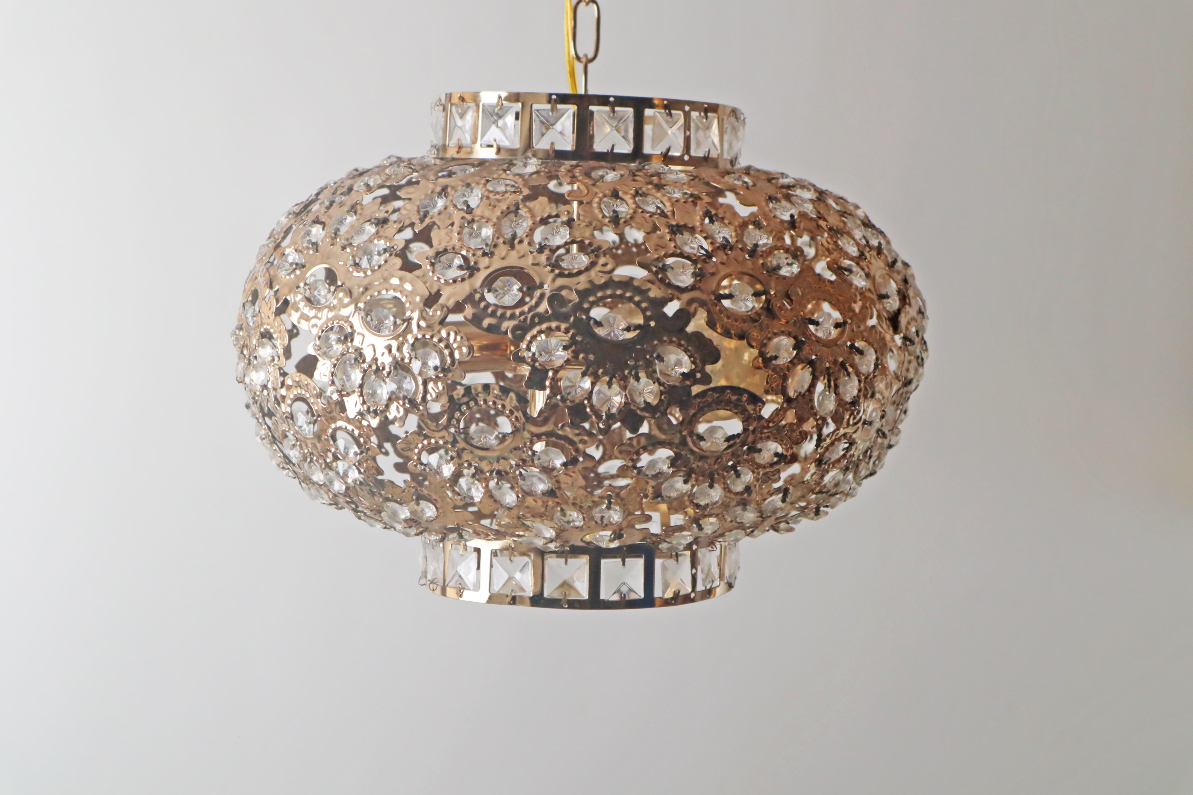 Lampe suspendue de forme ronde Crystal Lantern. en vente 9