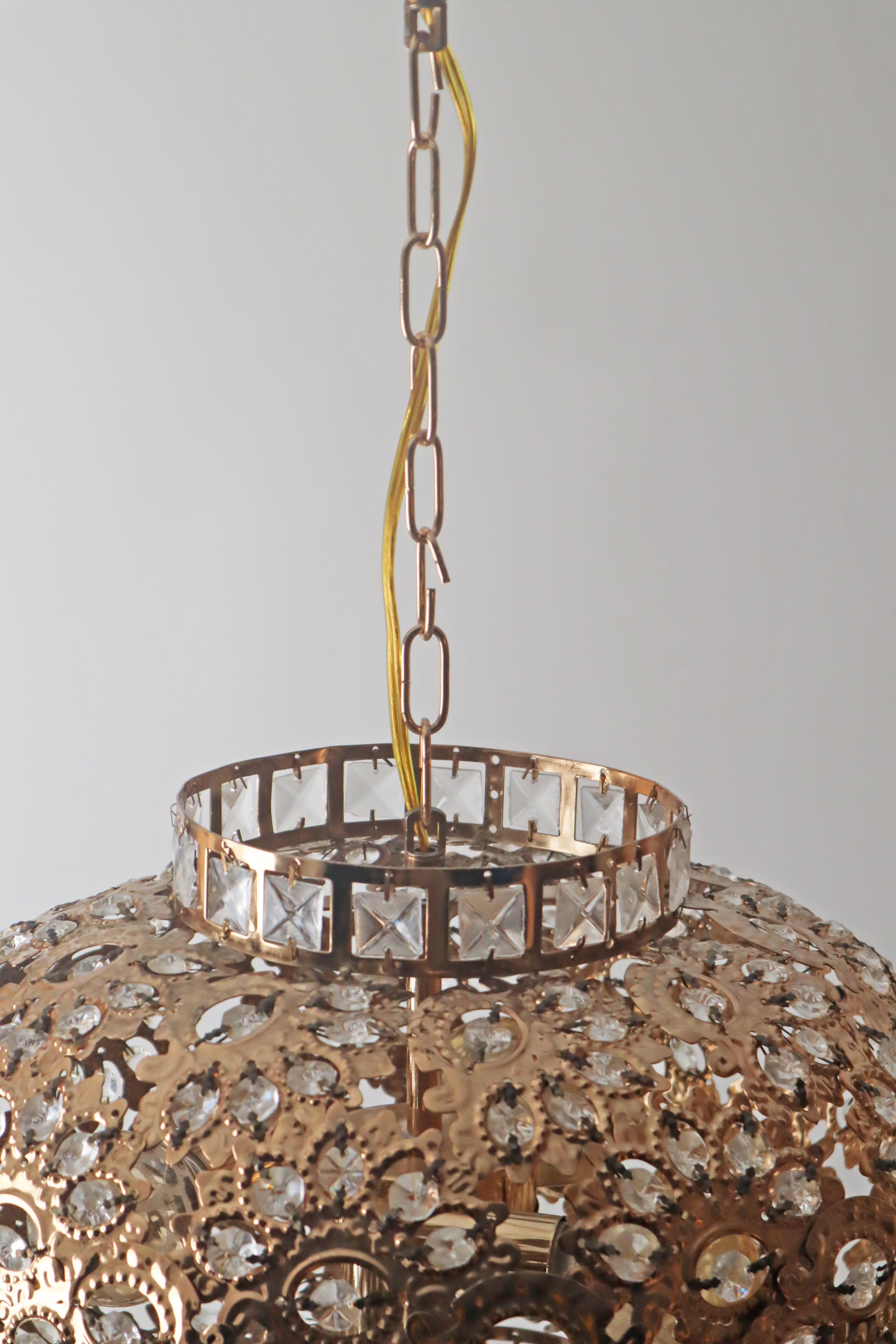Lampe suspendue de forme ronde Crystal Lantern. en vente 10