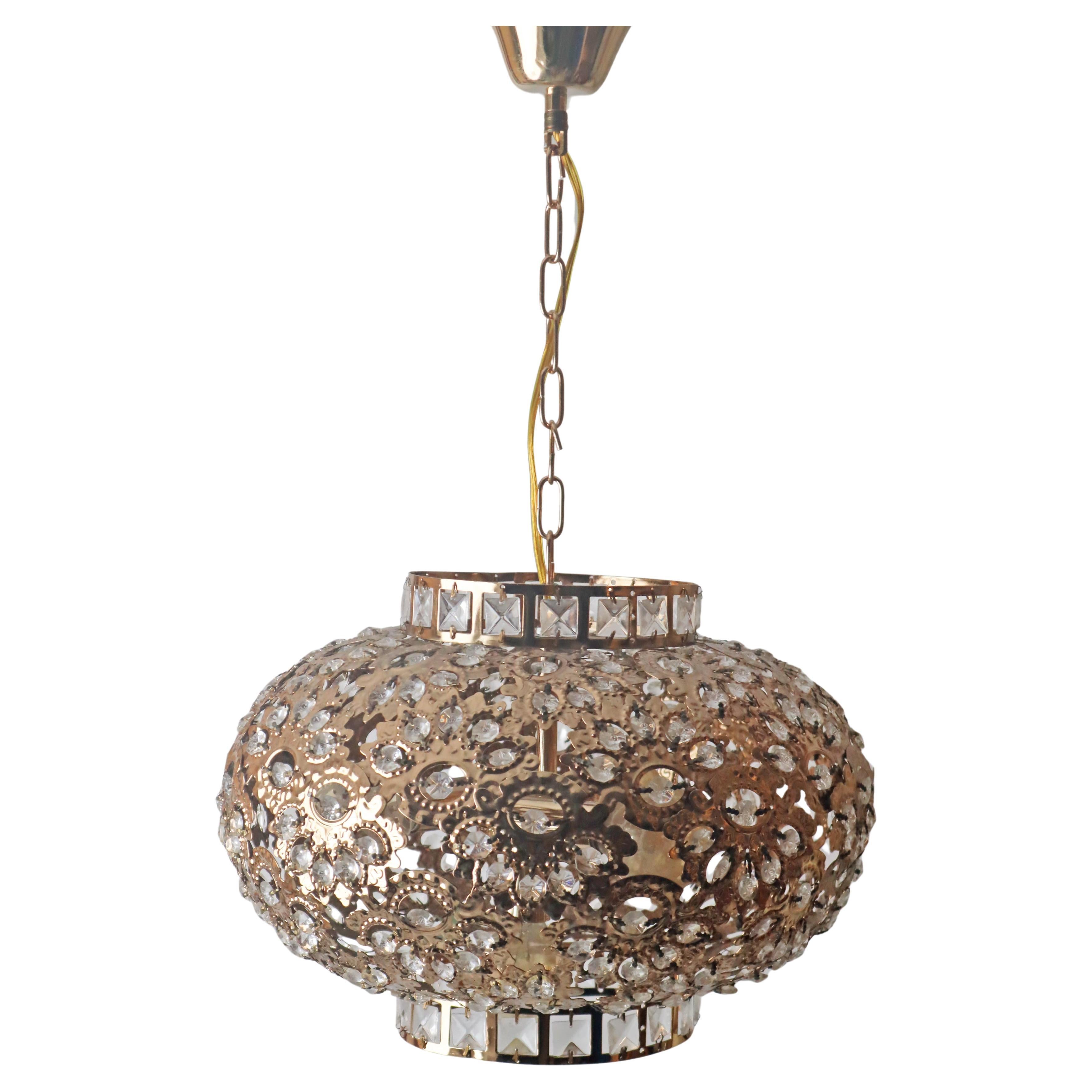 Cette magnifique lampe suspendue est fabriquée en verre de cristal et en métal de couleur dorée. Il s'agit de deux lampes rondes suspendues. Le client peut choisir d'en acheter deux ou une seule. Elles sont idéales pour les salons, les hôtels et