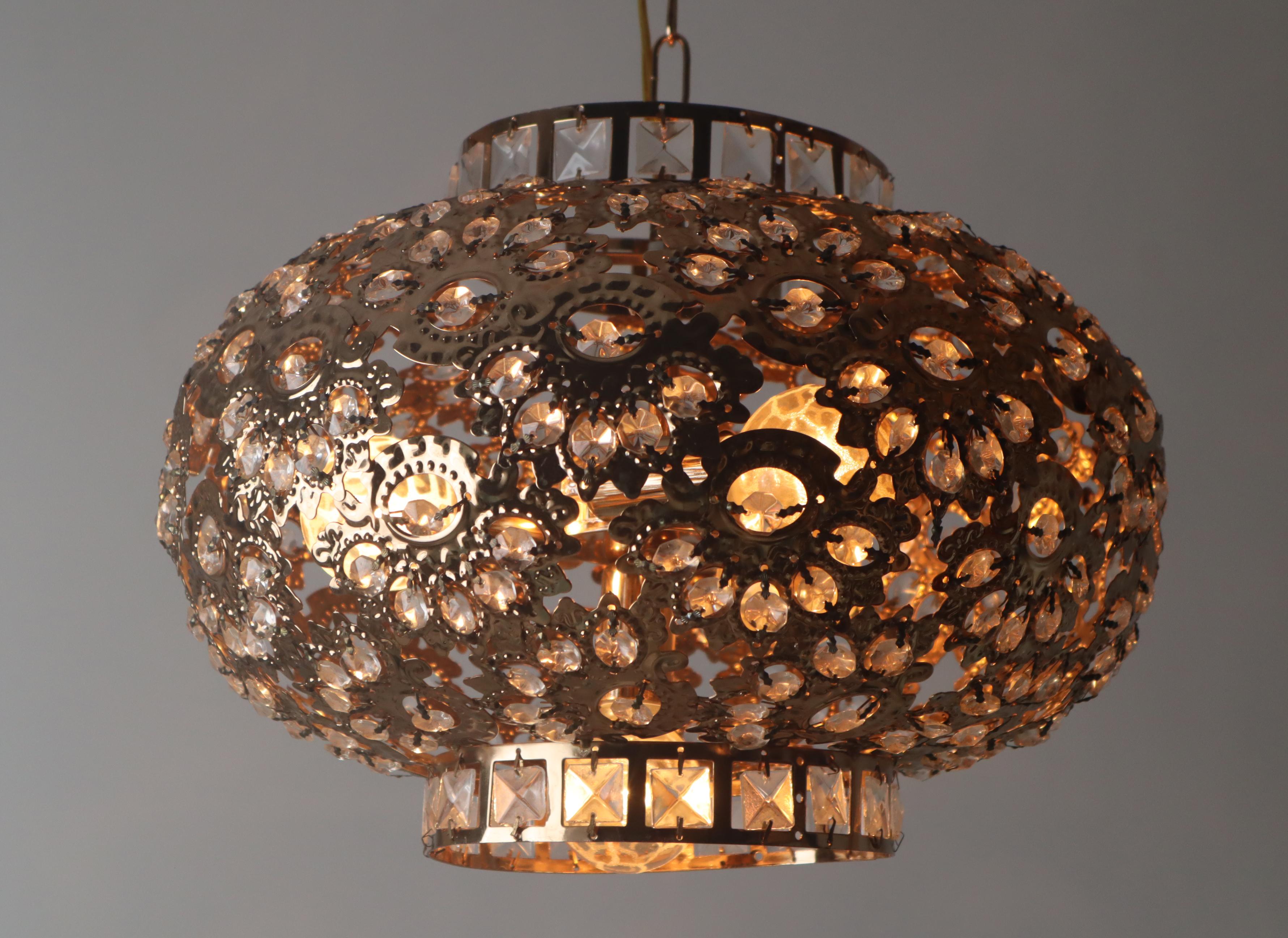 Hollywood Regency Lampe suspendue de forme ronde Crystal Lantern. en vente