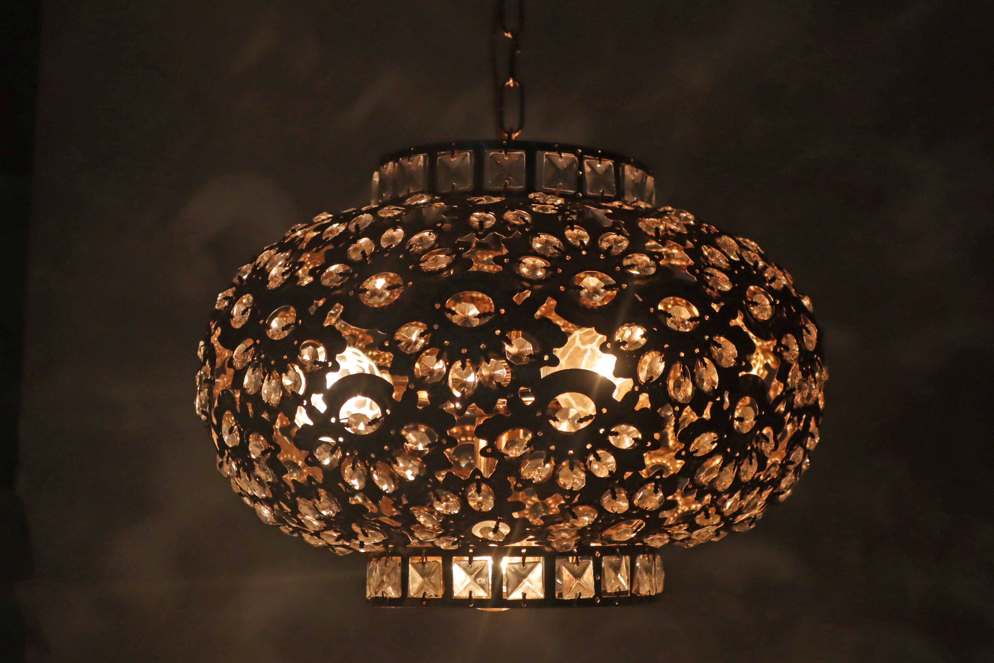 Allemand Lampe suspendue de forme ronde Crystal Lantern. en vente