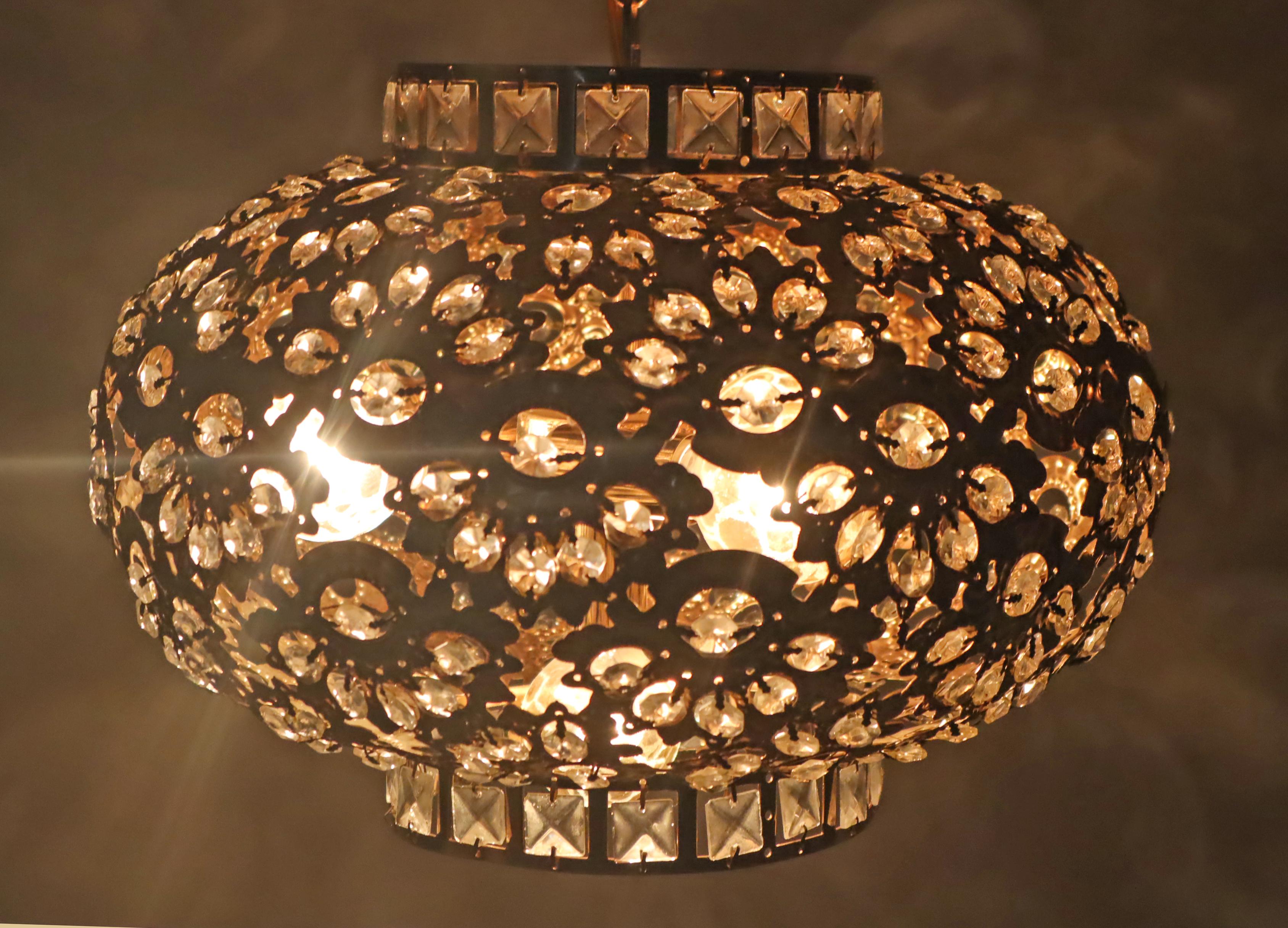 Métal Lampe suspendue de forme ronde Crystal Lantern. en vente