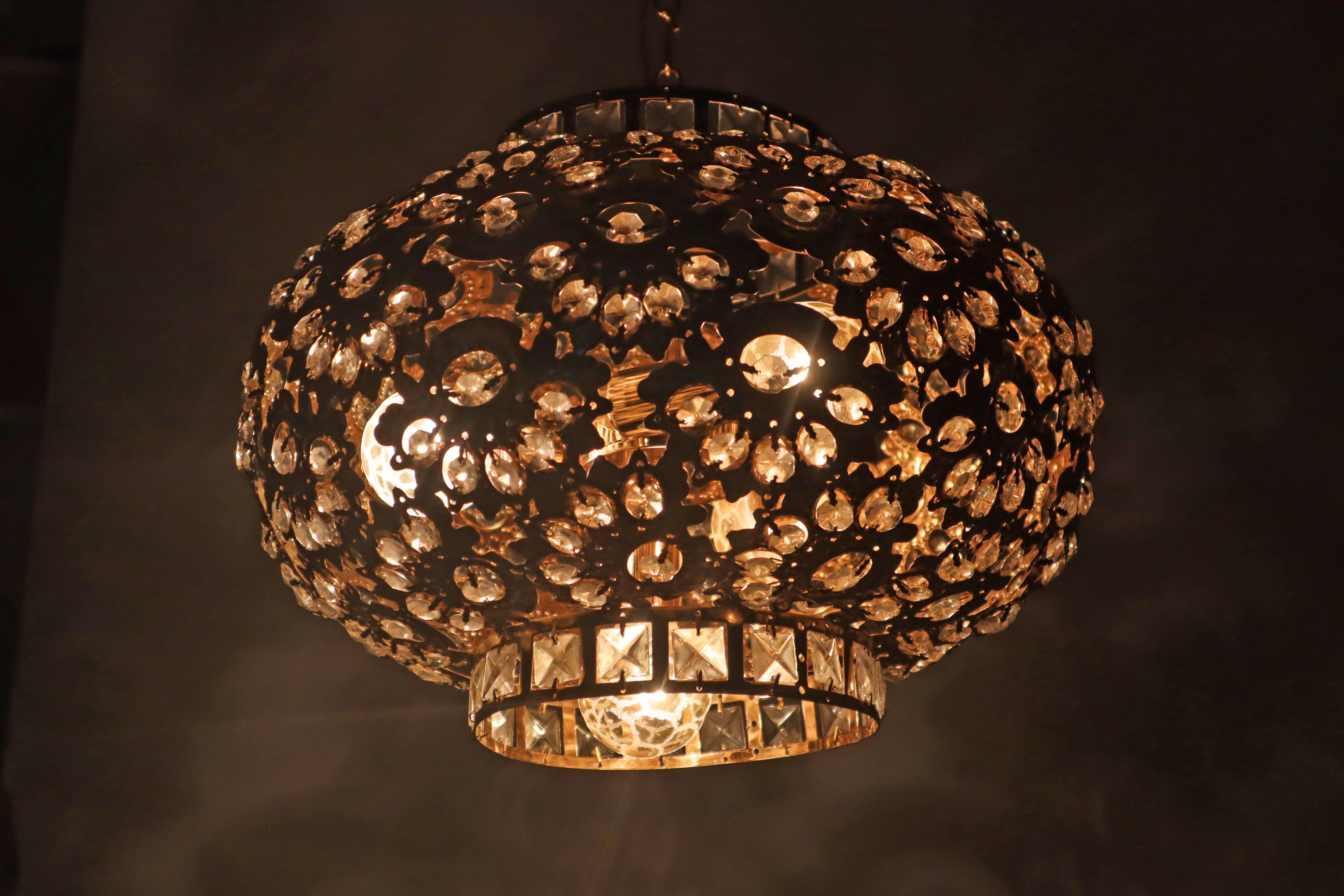 Lampe suspendue de forme ronde Crystal Lantern. en vente 1