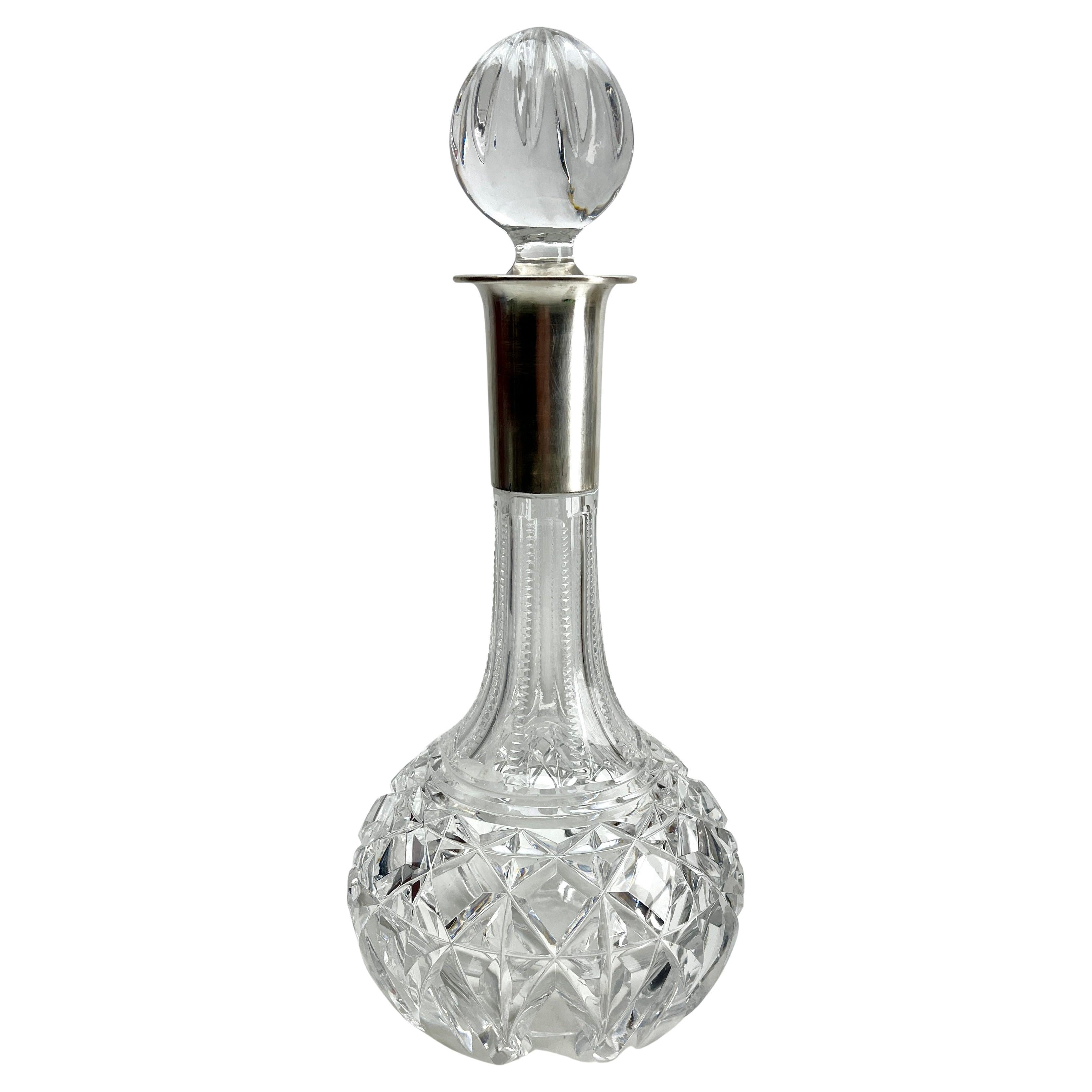 Decantador grande de cristal con montura de plata facetada  1930s en venta 2