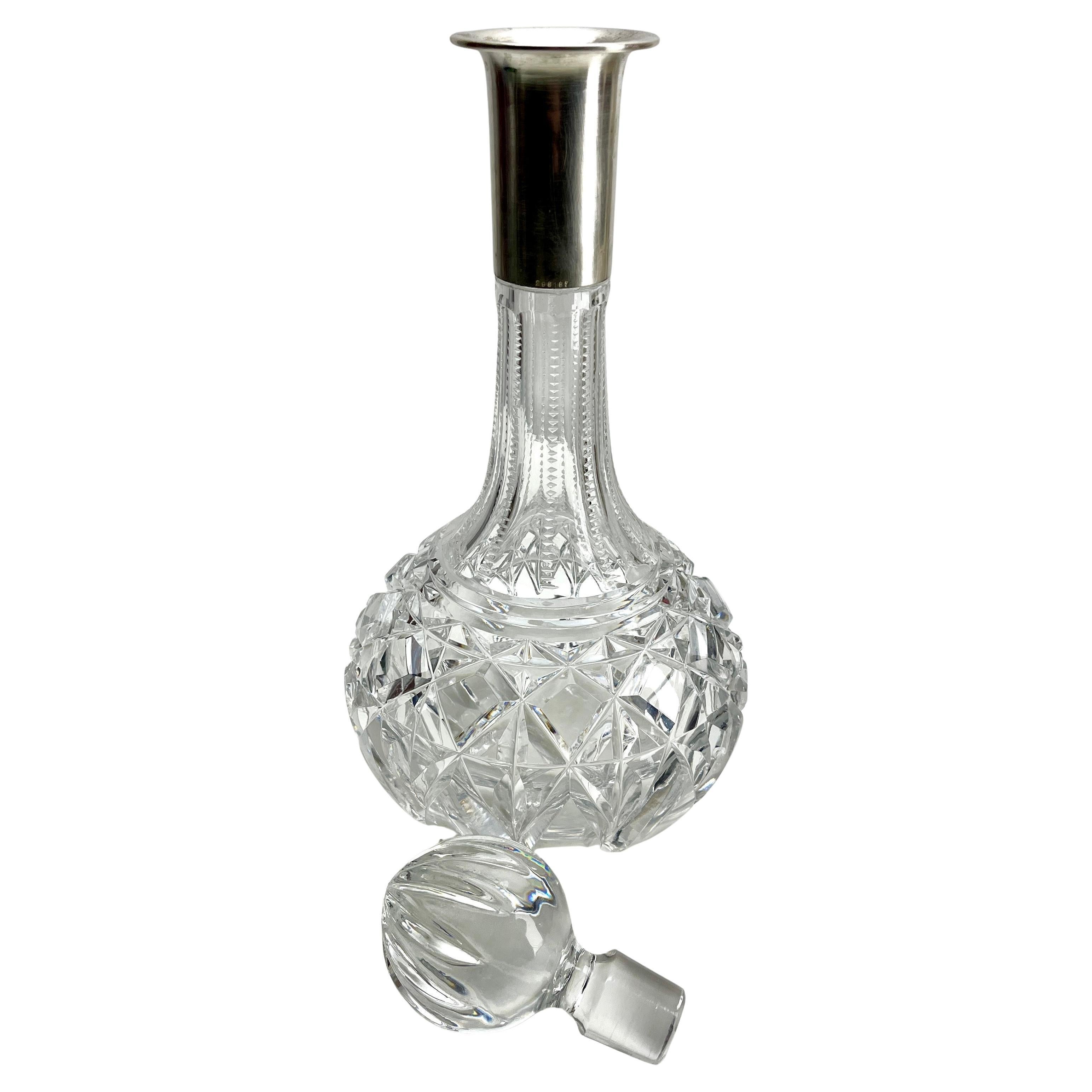Decantador grande de cristal con montura de plata facetada  1930s Francés en venta