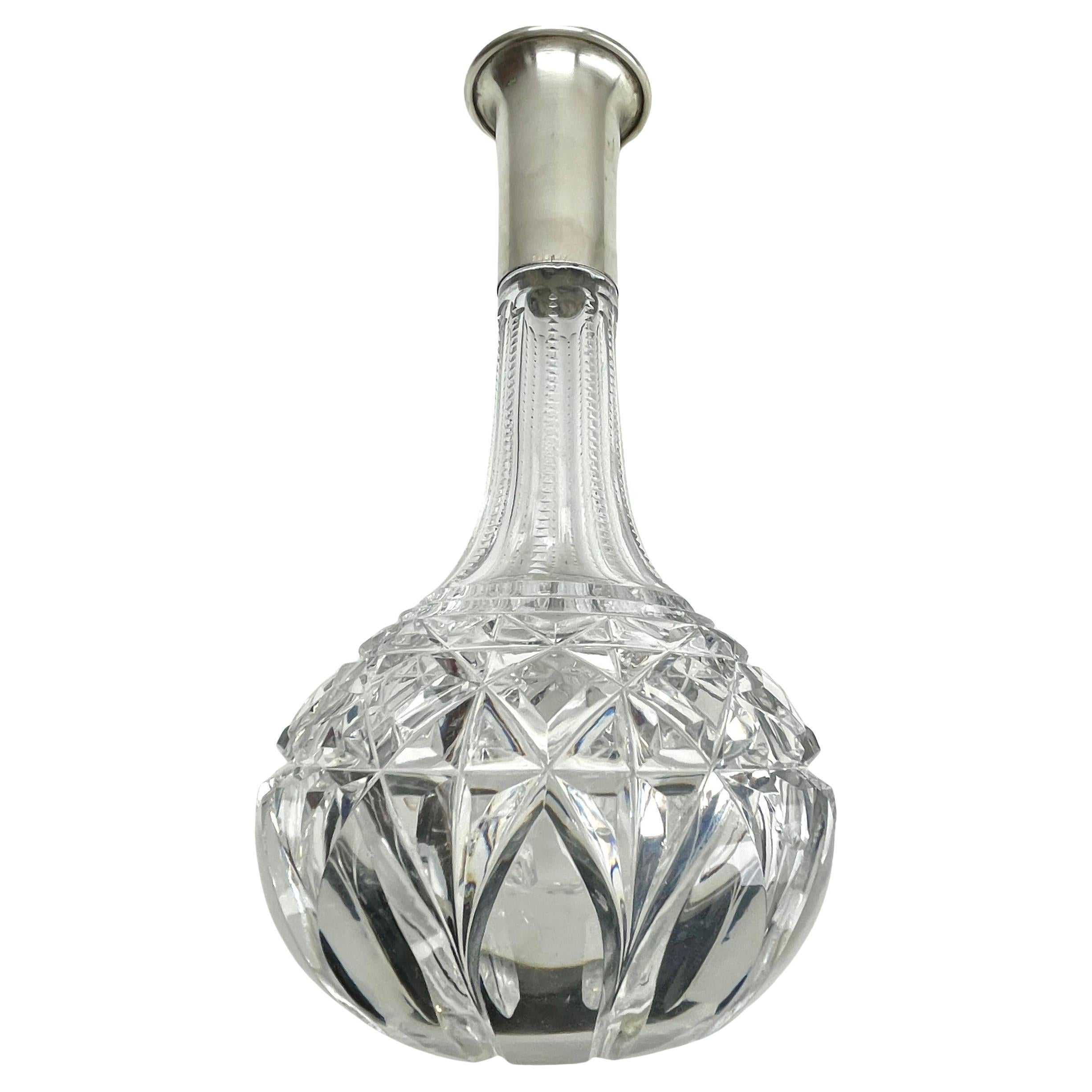 Decantador grande de cristal con montura de plata facetada  1930s mediados del siglo XX en venta