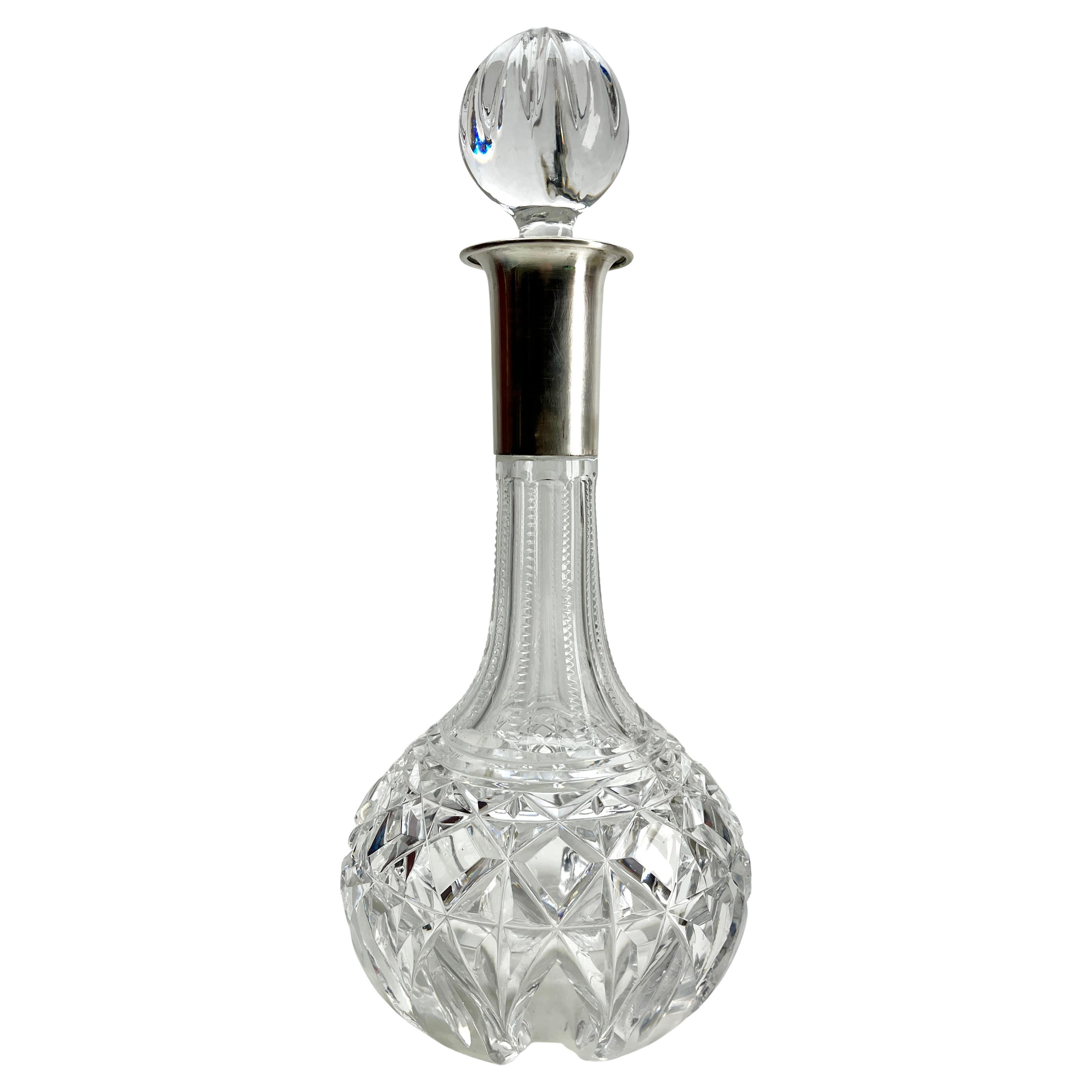 Decanter grande di cristallo sfaccettato con montatura in argento  1930s