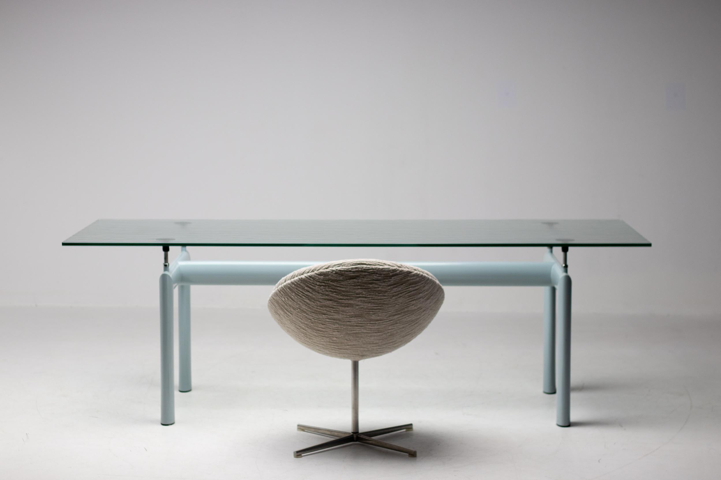 Table LC6 conçue par Le Corbusier, Pierre Jeanneret et Charlotte Perriand.
Marquée, signée et numérotée sur le cadre, cette table possède un plateau en cristal texturé des plus désirables.
La base est émaillée dans la magnifique couleur bleu clair