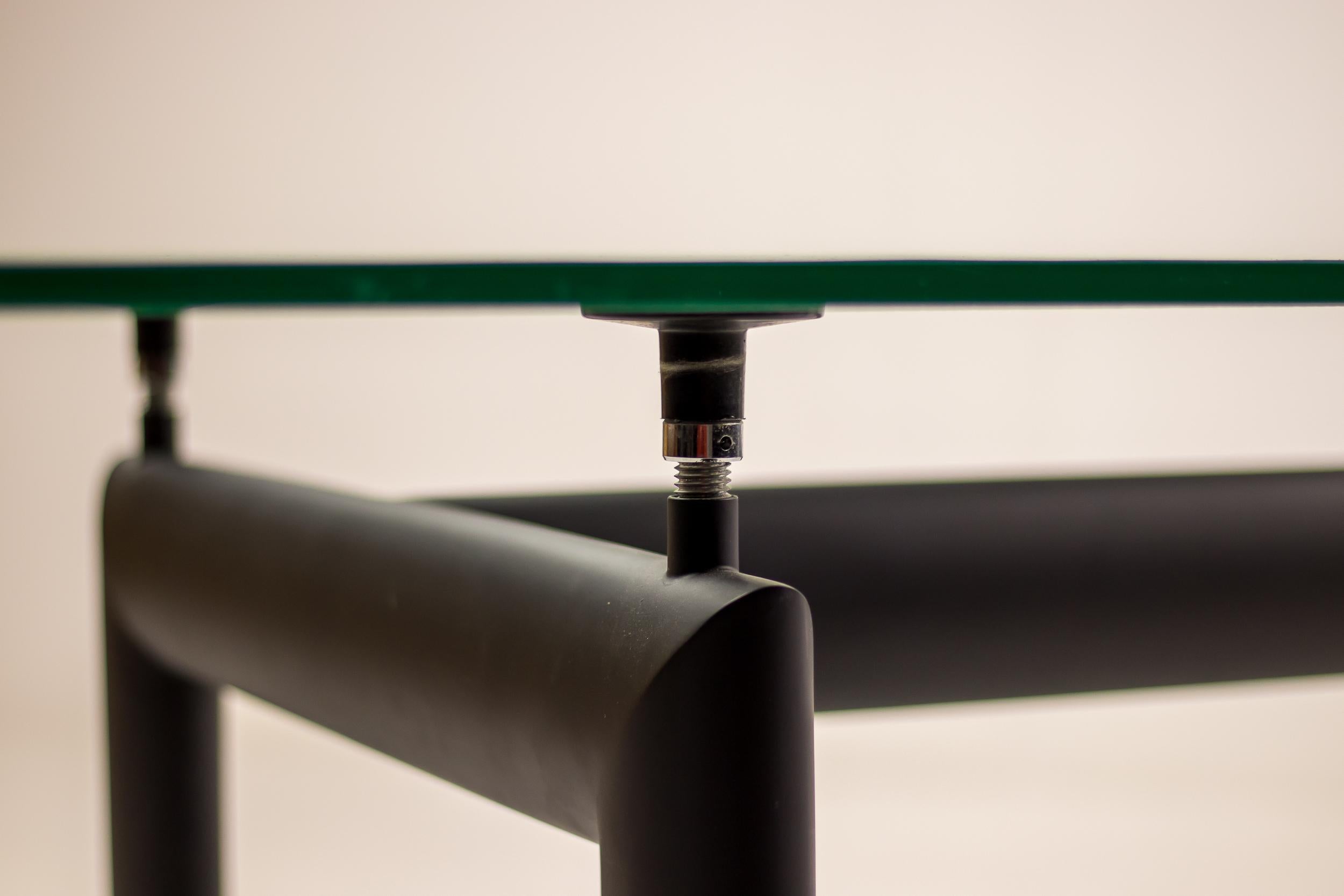 Table LC6 conçue par Le Corbusier, Pierre Jeanneret et Charlotte Perriand.
Marquée, signée et numérotée sur le cadre, cette table possède un plateau en cristal texturé des plus désirables.
La hauteur de la table est réglable.
Excellent état
