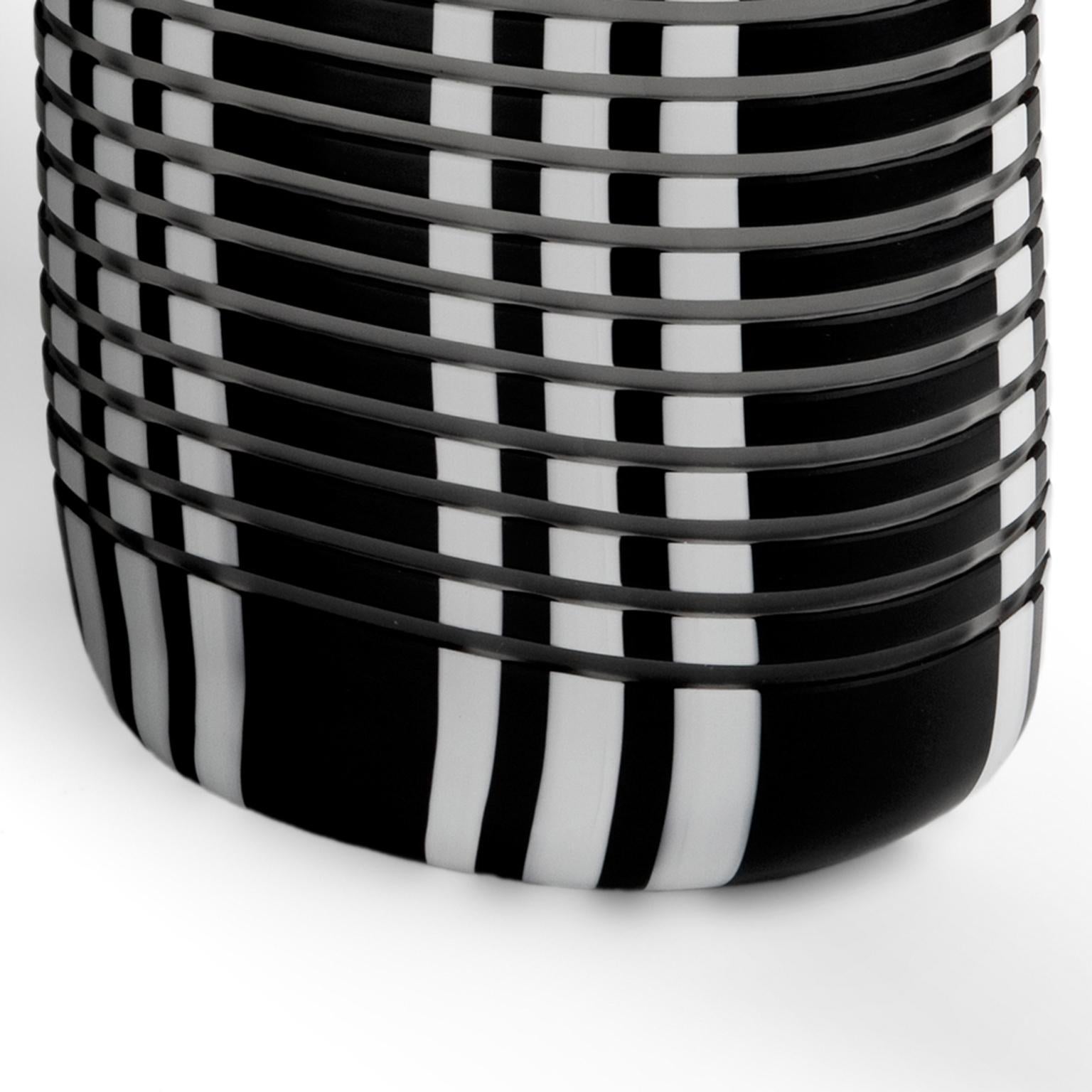 Objet en verre. Longue bande de cristal noir et blanc à rayures Neuf - En vente à Amsterdam, NL
