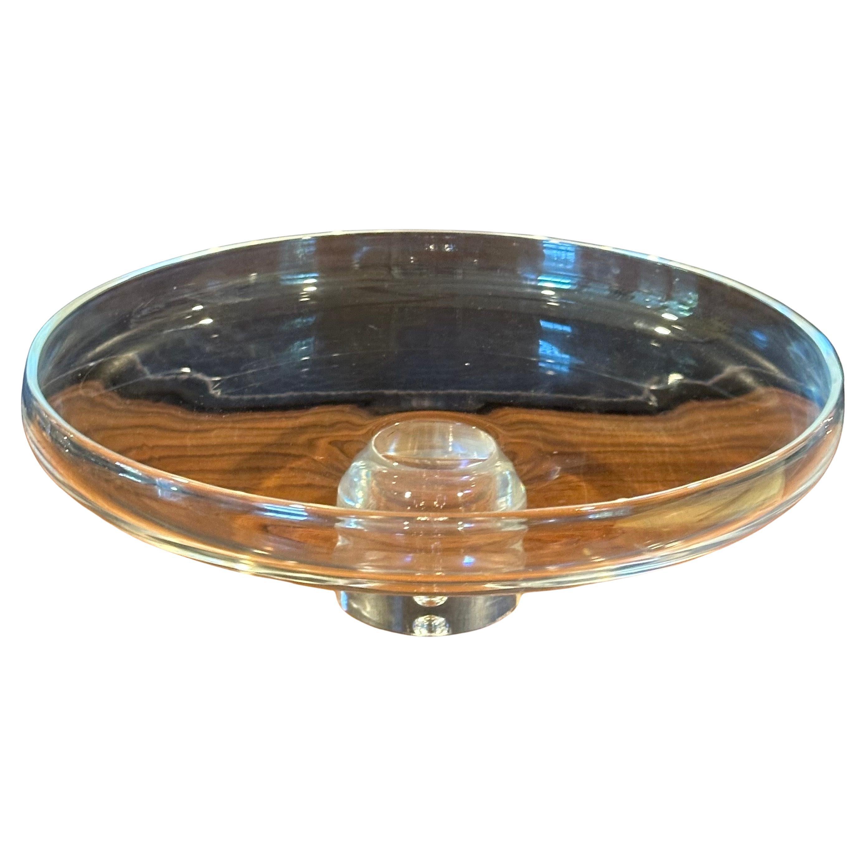 Precioso cuenco de pedestal bajo de cristal de Steuben Glassworks, alrededor de los años 80. La pieza está en muy buen estado, sin astillas ni grietas, y mide 11,25