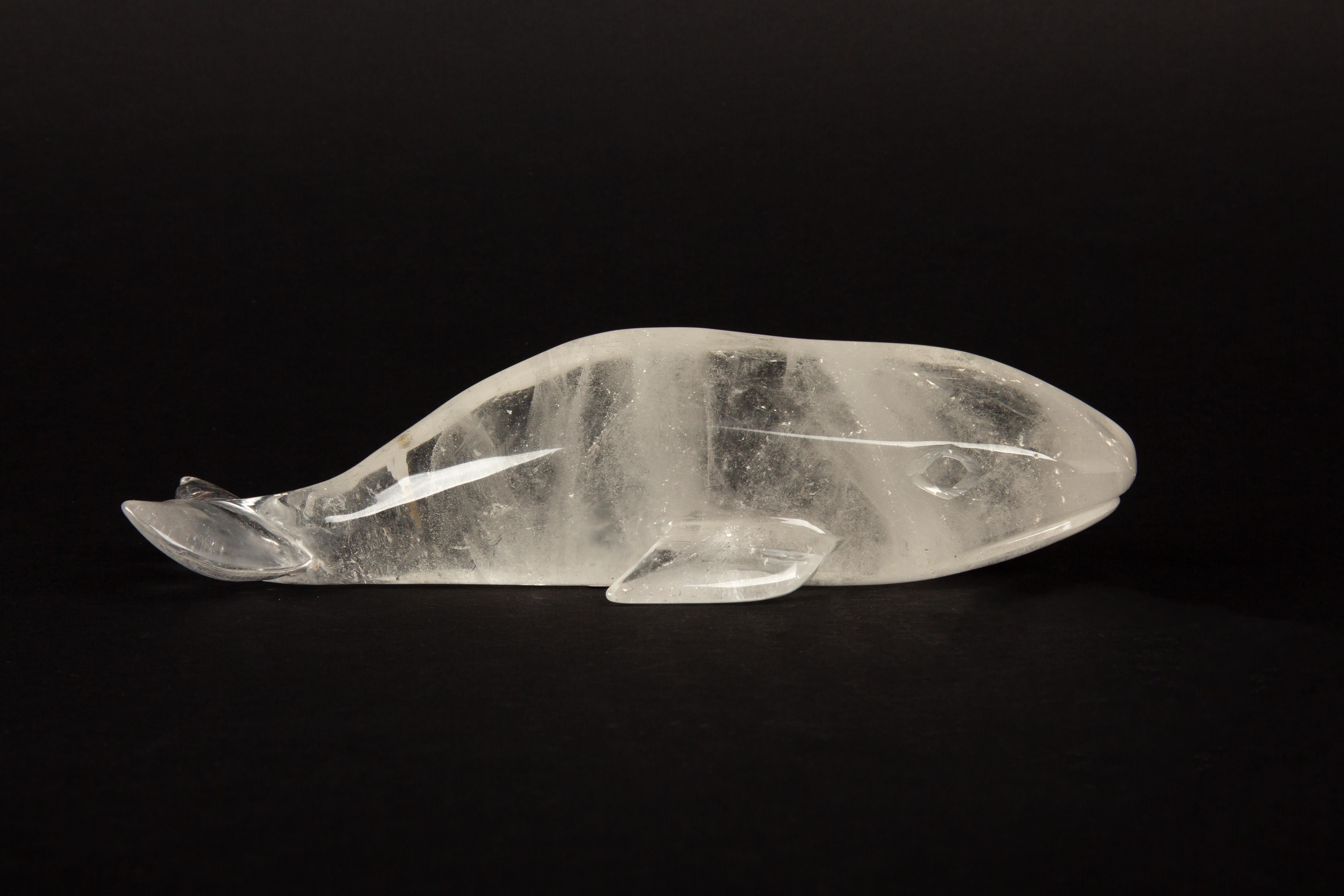 Cette magnifique baleine est sculptée dans du cristal de roche pur, mettant en valeur la clarté naturelle et l'élégance chatoyante de ce minéral. Les courbes douces et la forme réaliste de la baleine évoquent un sentiment de grâce et de