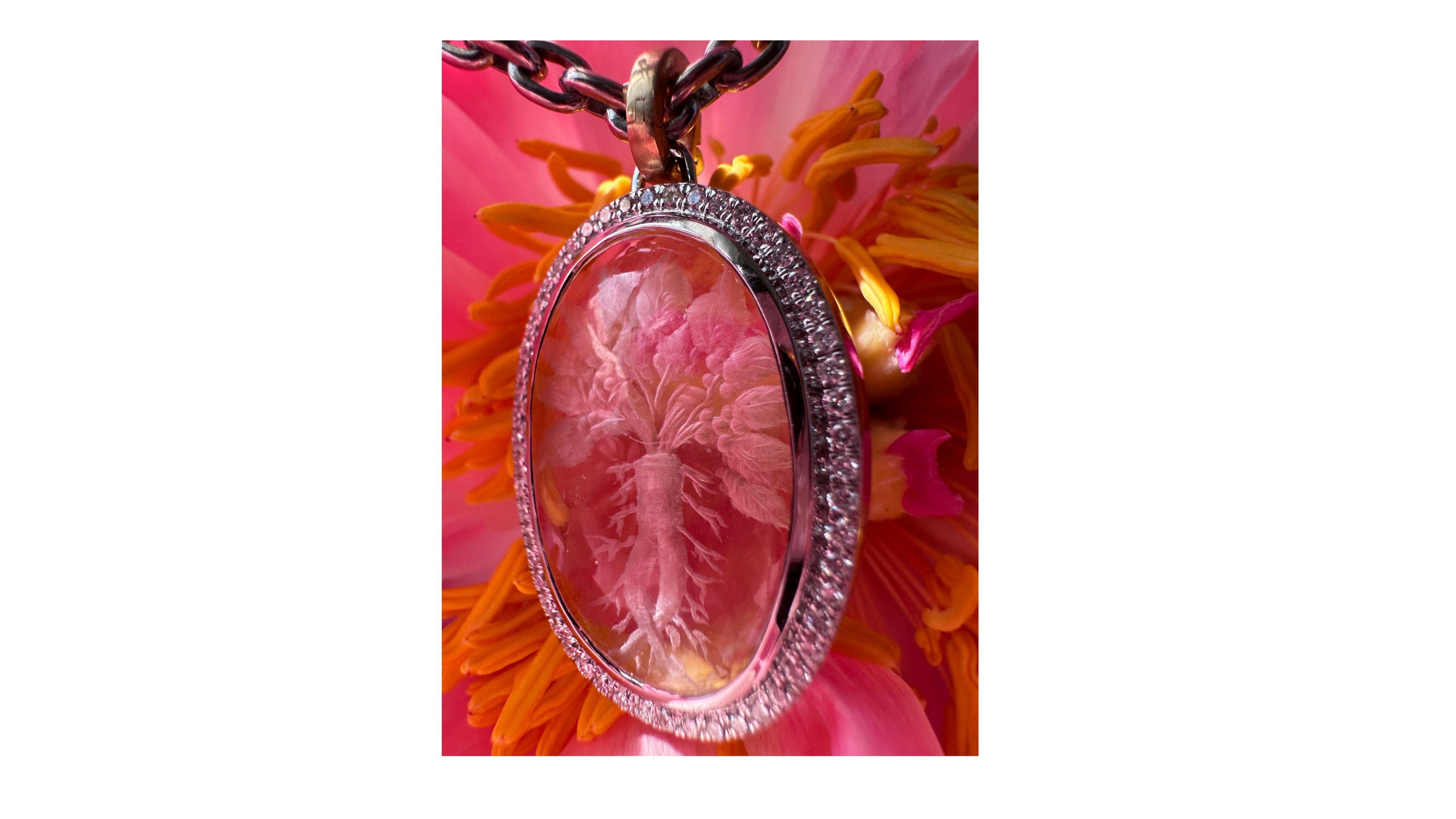 Die von der botanischen Mystik und der antiken Pflanzensymbolik inspirierte Crystal Mandrake Necklace ist ein skulpturales Schmuckstück aus 18 Karat Weißgold. Der Anhänger hat die Form einer Alraunwurzel, die historisch mit Heilung, Schutz und