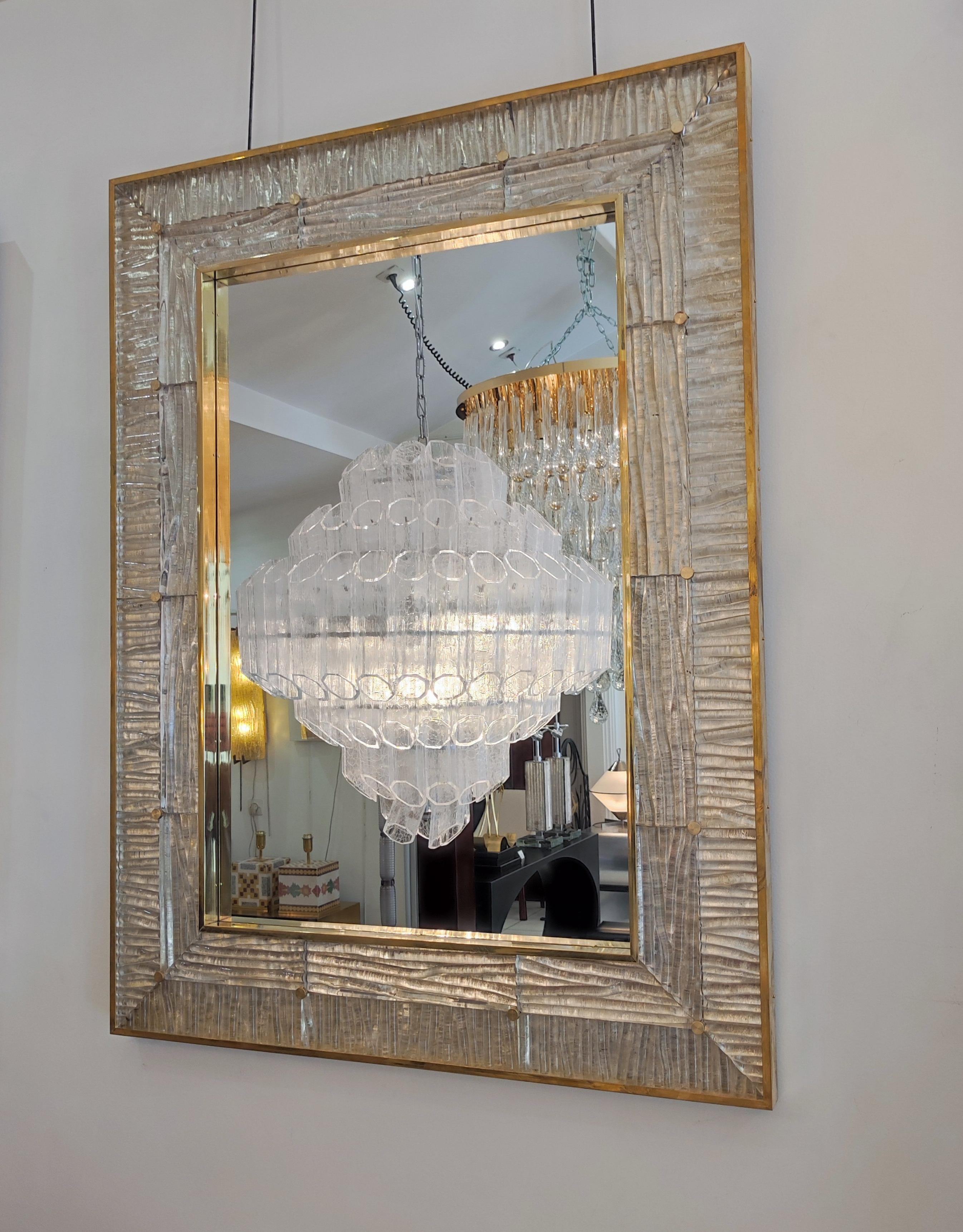 Specchio in cristallo di Murano e ottone
(su pannello di legno)
Misure: 120,5 cm x 90 cm
Posizione in altezza o in larghezza.
 