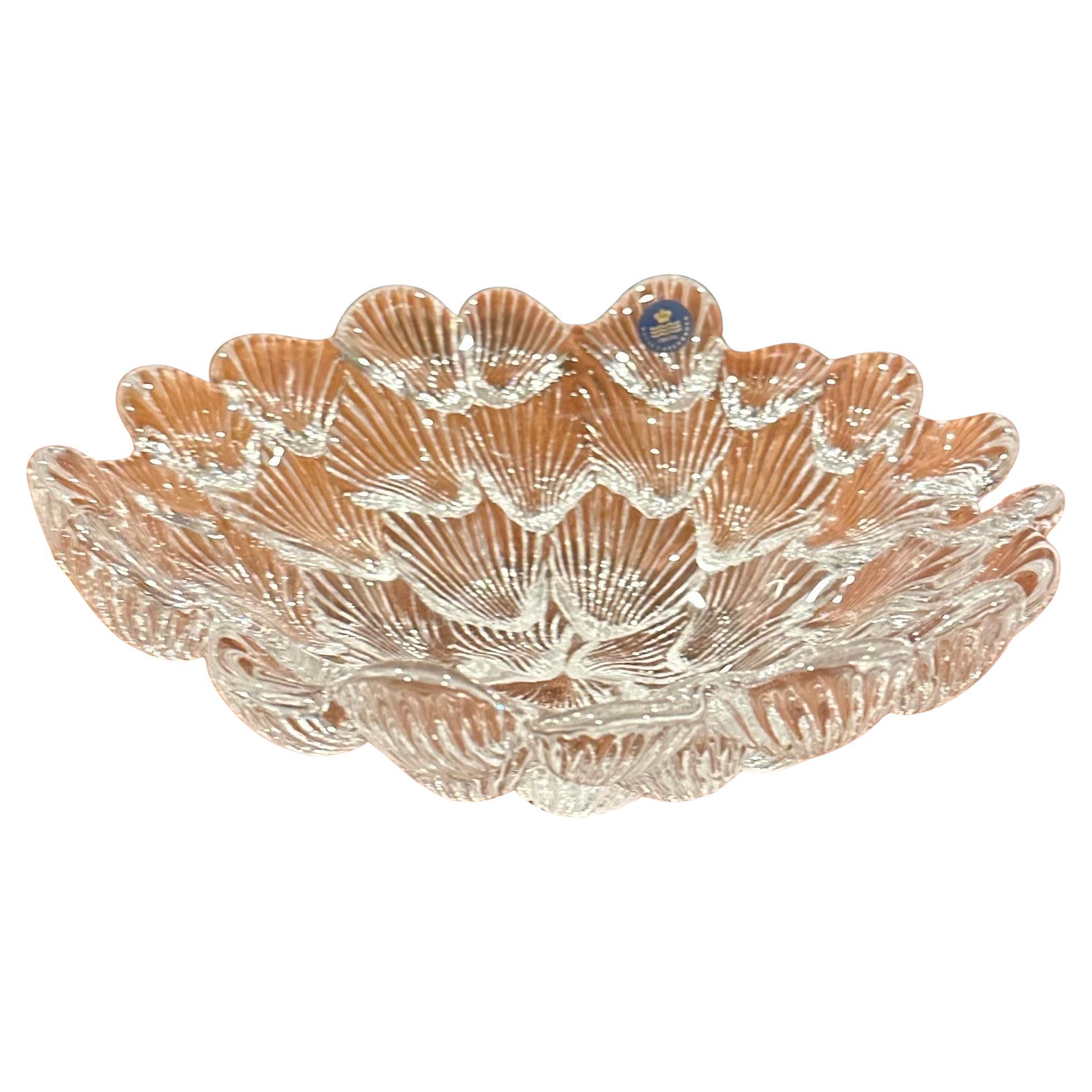 Wunderschöne Muschelschale aus Kristall von Royal Copenhagen, ca. 1980er Jahre. Die schöne Textur und das Design dieses sehr schweren, hochwertigen Stücks ist ganz außergewöhnlich; es sieht aus wie ein kleiner Haufen Muscheln.  Das Stück ist in sehr