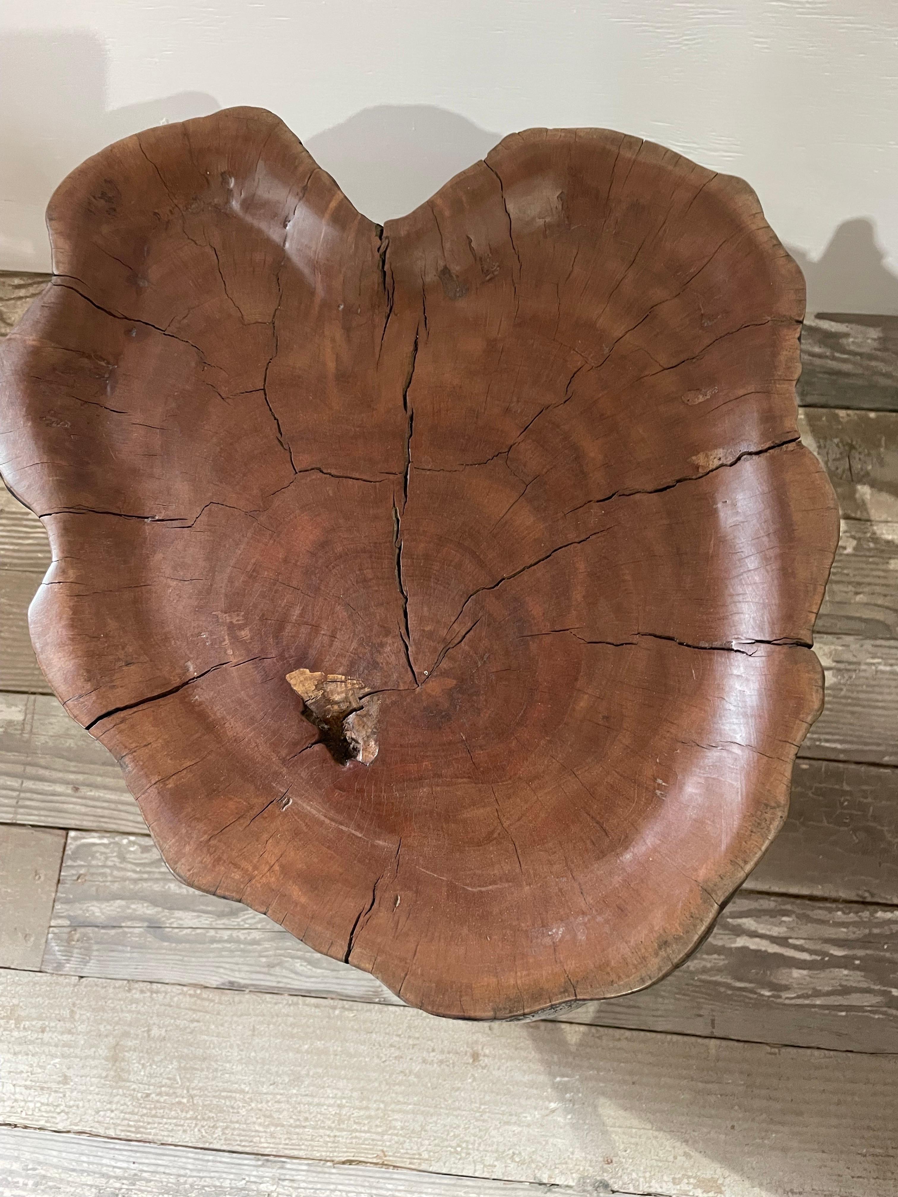 Cette étonnante table d'appoint en bois de litchi a été créée par Crystal Nichols. Une pièce époustouflante, unique en son genre. Il n'y a pas deux pièces identiques. Un total de 3 sont disponibles pour le moment. Veuillez vous référer à la boutique