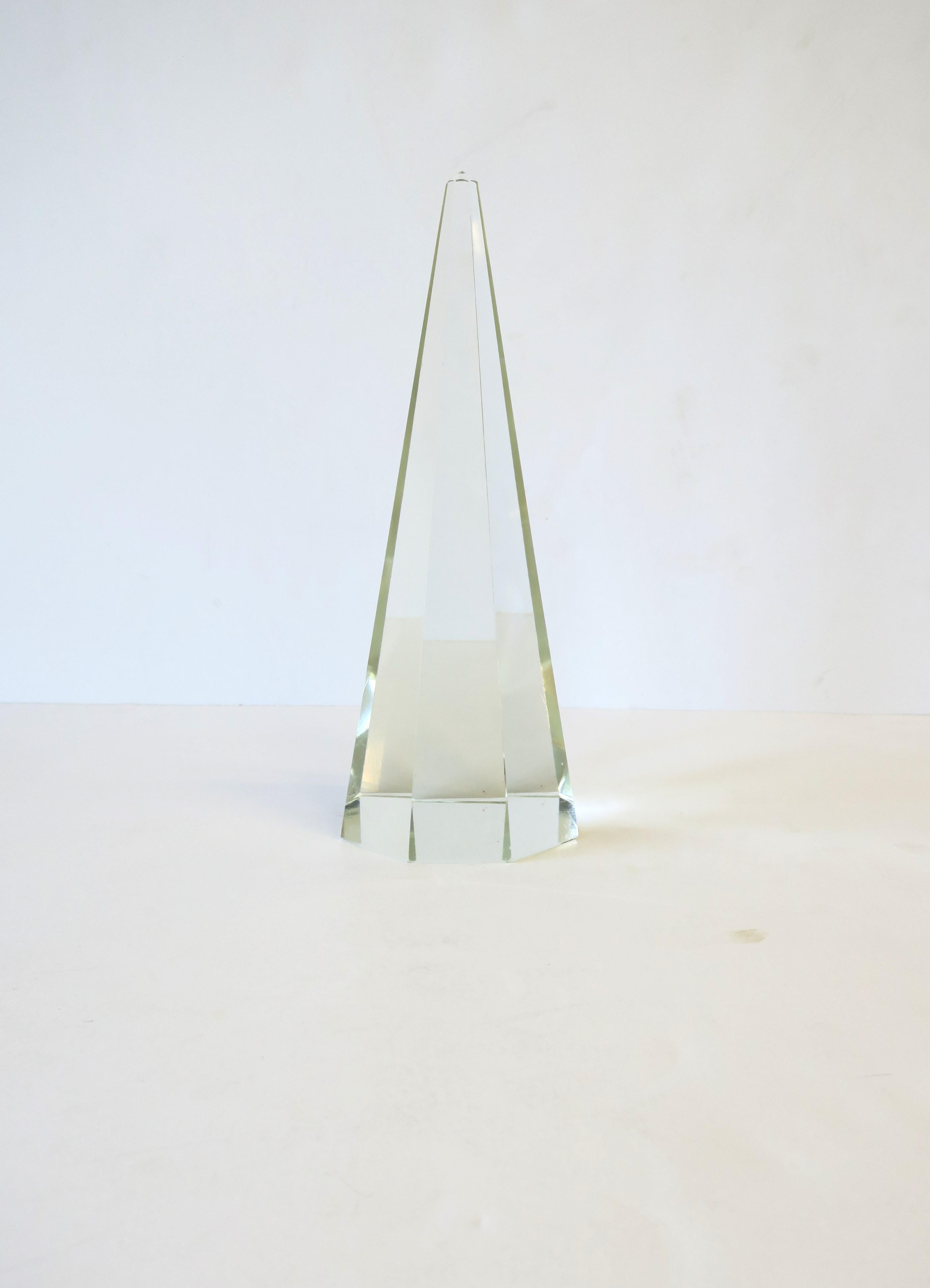 A vintage crystal Modern Obelisk sculpture, circa 20th century, 1970s. This Obelisk has the traditional Modern peak top with a round hexagon body. A great piece for any cocktail table, library, shelf, credenza, desk, etc. Obelisk is a nice size.