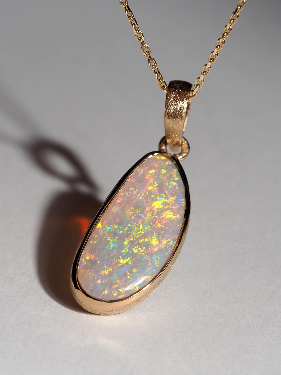 Ciondolo in cristallo opale naturale in argento sterling placcato oro 18 carati
origine della gemma - Australia
Misure dell'opale - 10 x 19 mm
lunghezza del ciondolo - 30 mm
Peso del ciondolo - 2,30 grammi

La collana è dotata di una catena