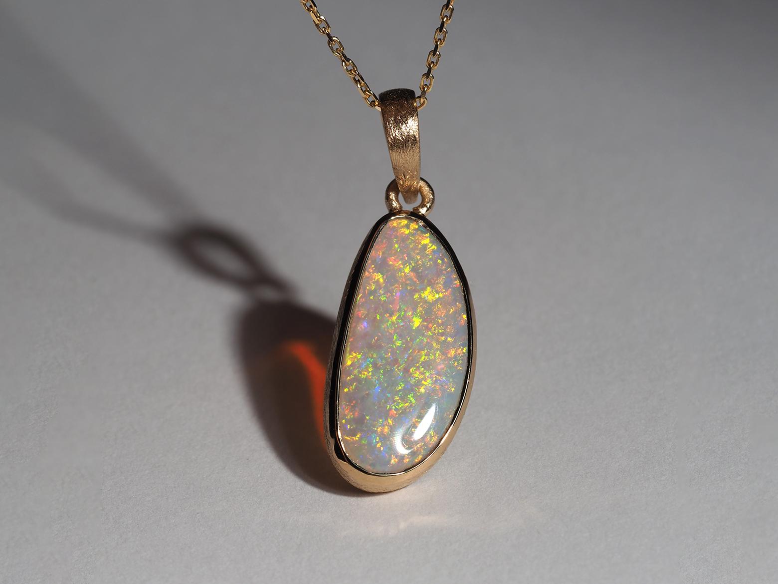 Taglio ovale Collana di cristallo opale naturale giallo verde arancione Opale placcata in oro argento Pendan in vendita