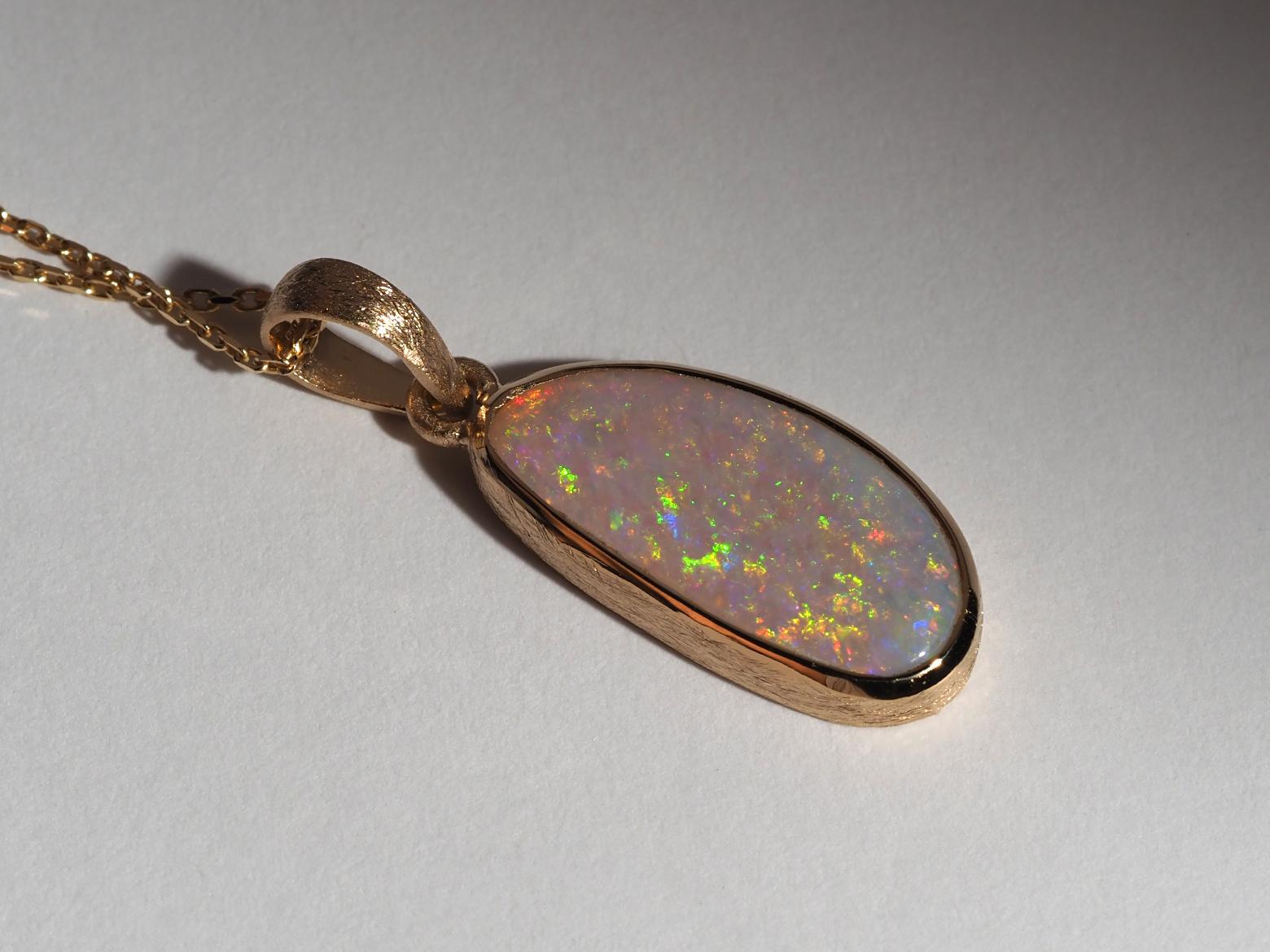 Collana di cristallo opale naturale giallo verde arancione Opale placcata in oro argento Pendan in vendita 1
