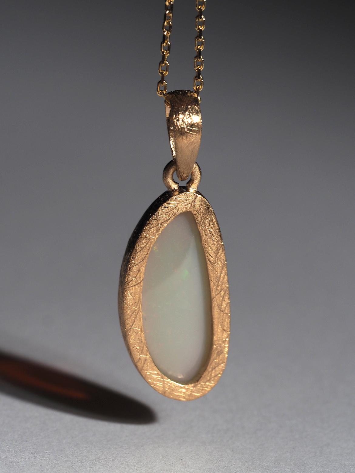 Collana di cristallo opale naturale giallo verde arancione Opale placcata in oro argento Pendan in vendita 3
