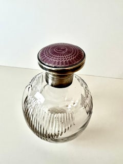 Bottiglia di profumo in cristallo con coperchio in argento e smalto guilloché al lavanda