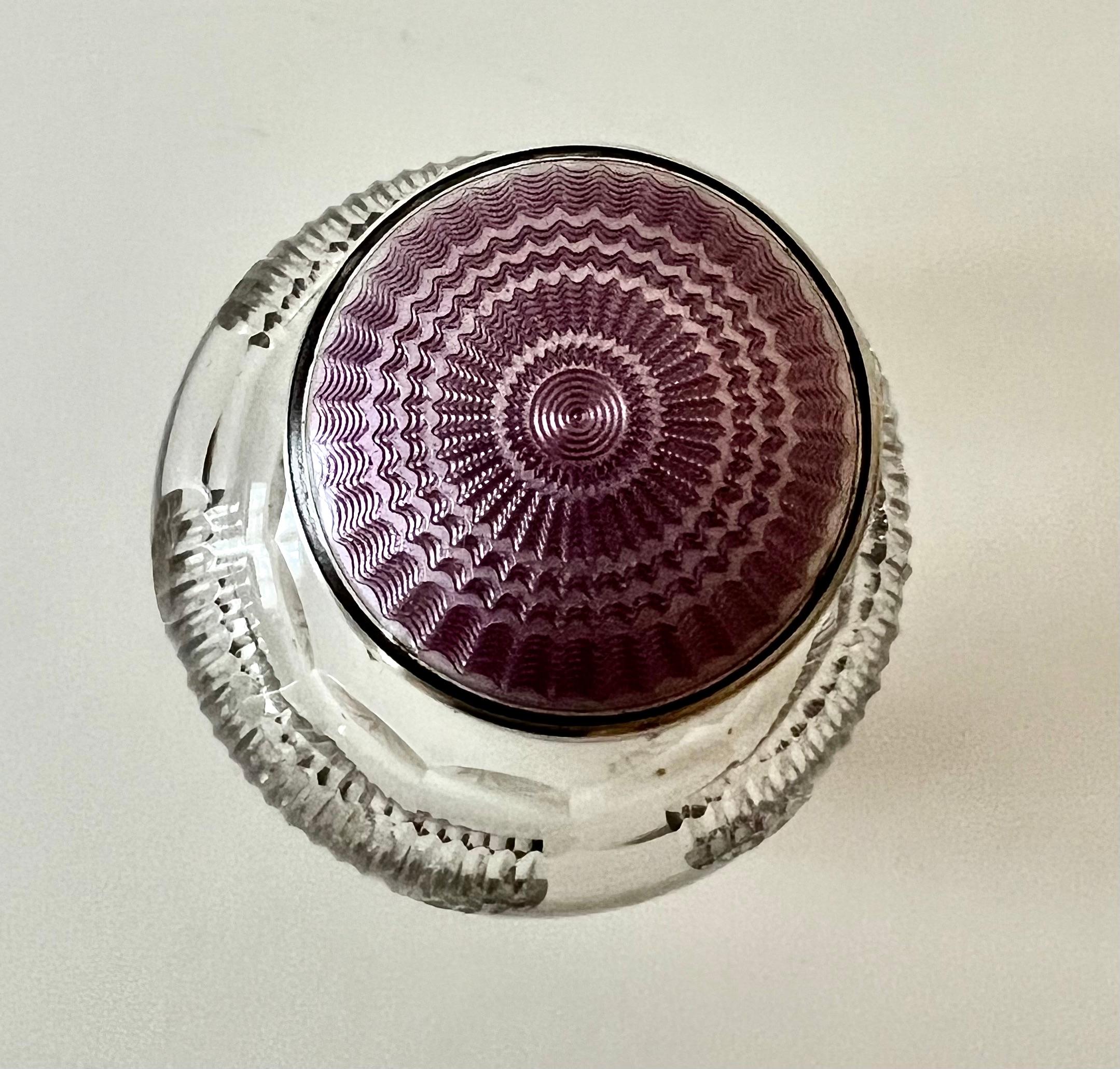 Fatto a mano Bottiglia di profumo in cristallo con coperchio in argento e smalto guilloché al lavanda in vendita