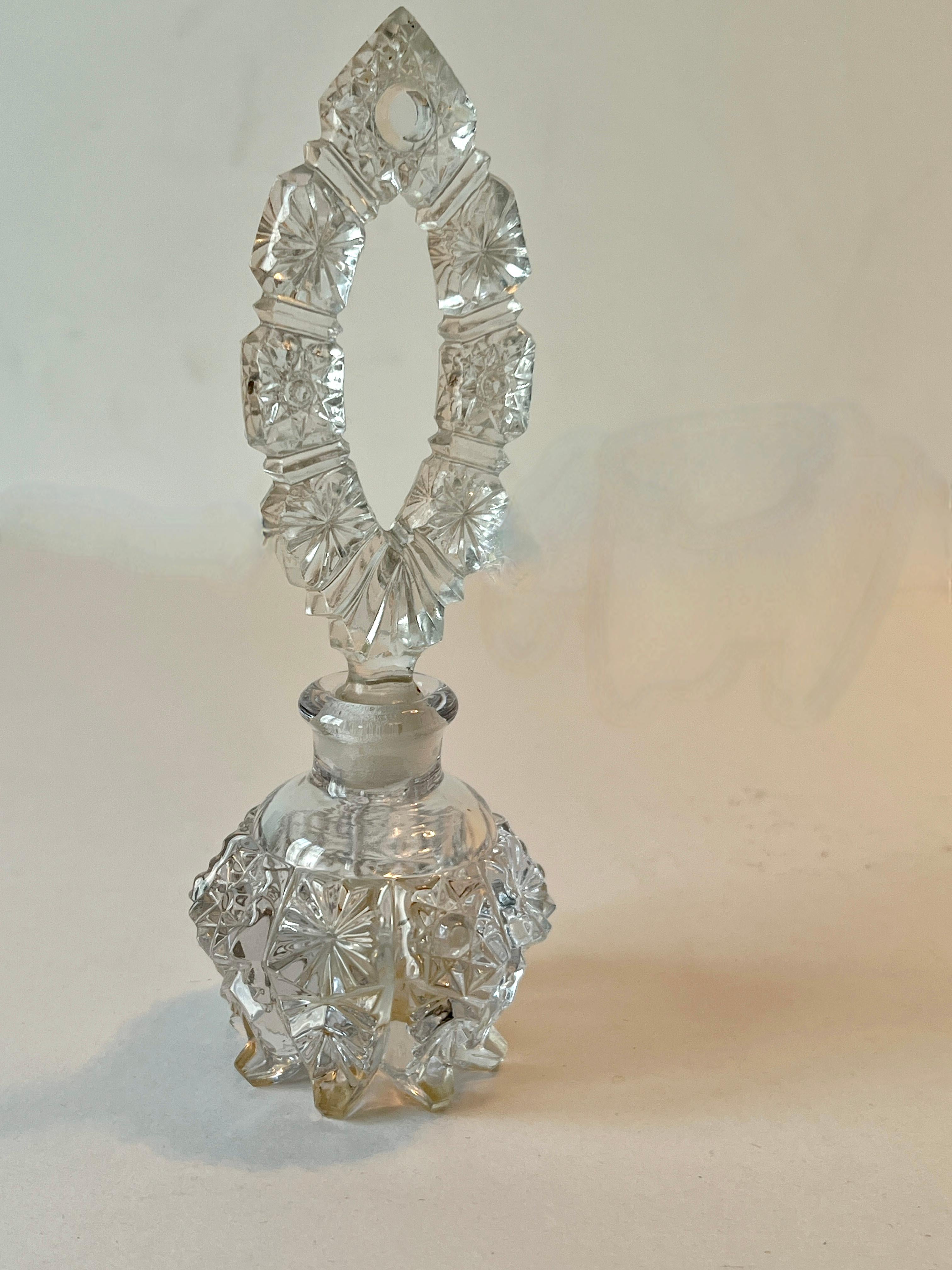 Art déco Bouteille de parfum en cristal avec bouchon en vente