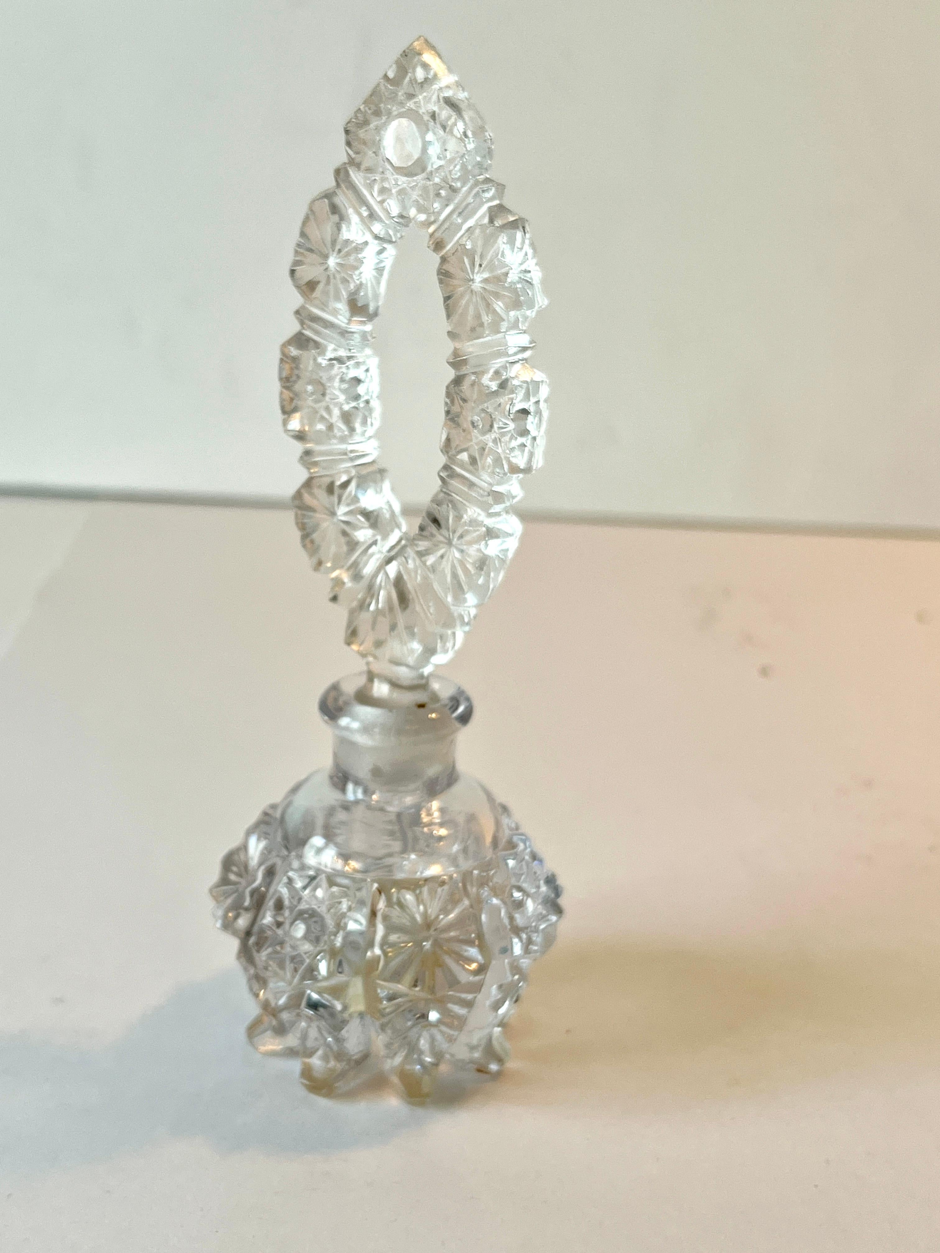 Patiné Bouteille de parfum en cristal avec bouchon en vente