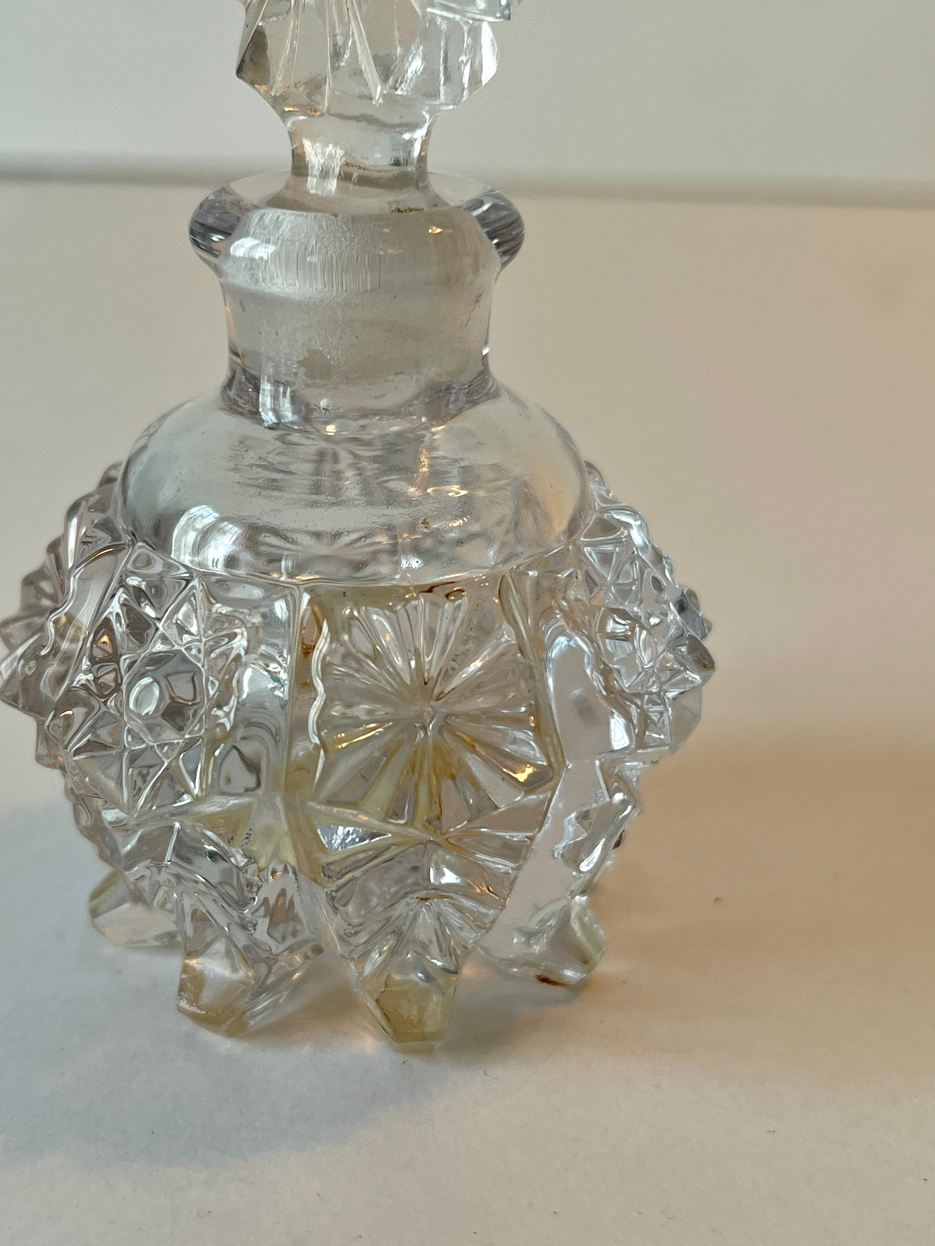 Bouteille de parfum en cristal avec bouchon Bon état - En vente à Los Angeles, CA