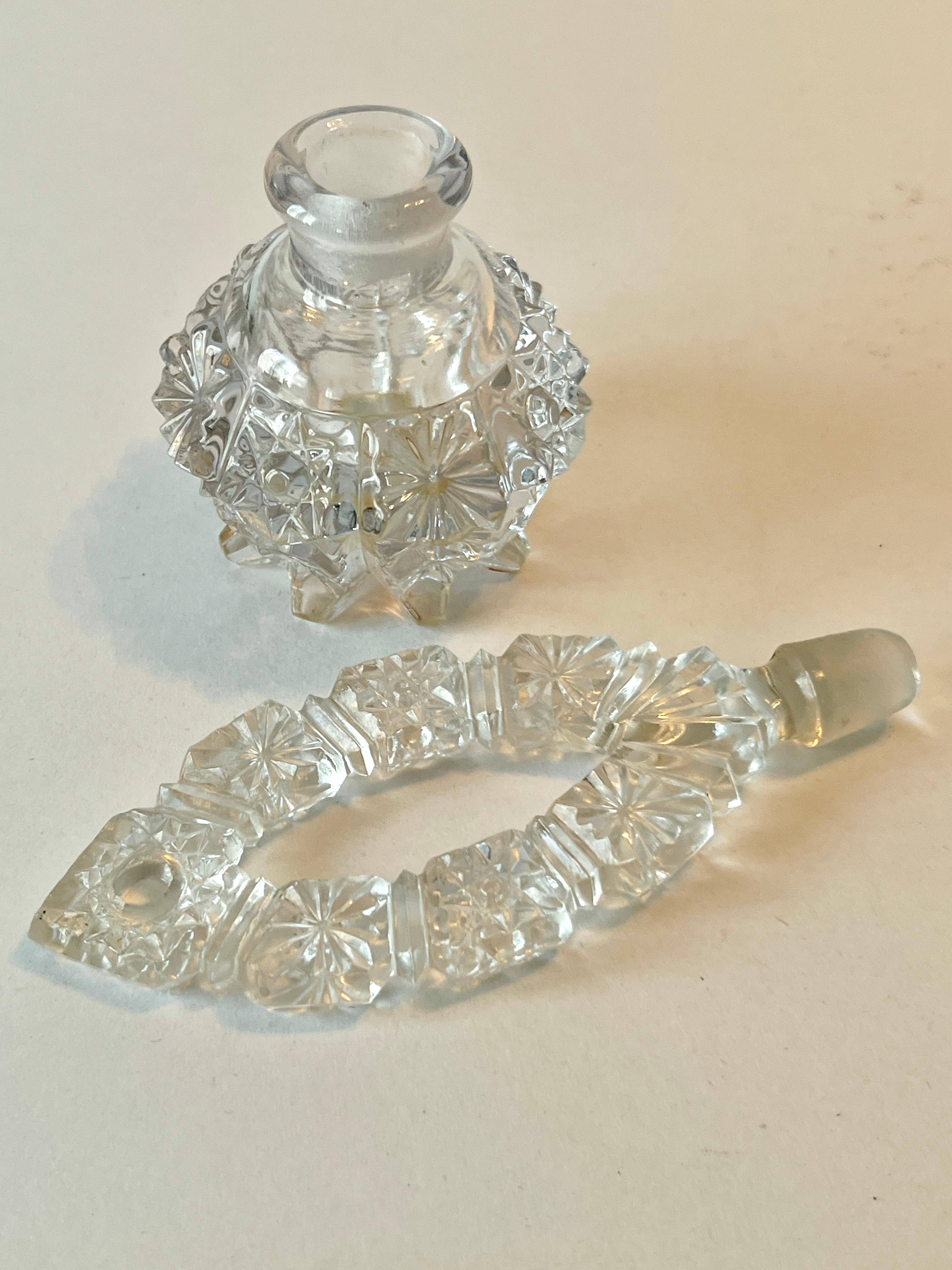20ième siècle Bouteille de parfum en cristal avec bouchon en vente