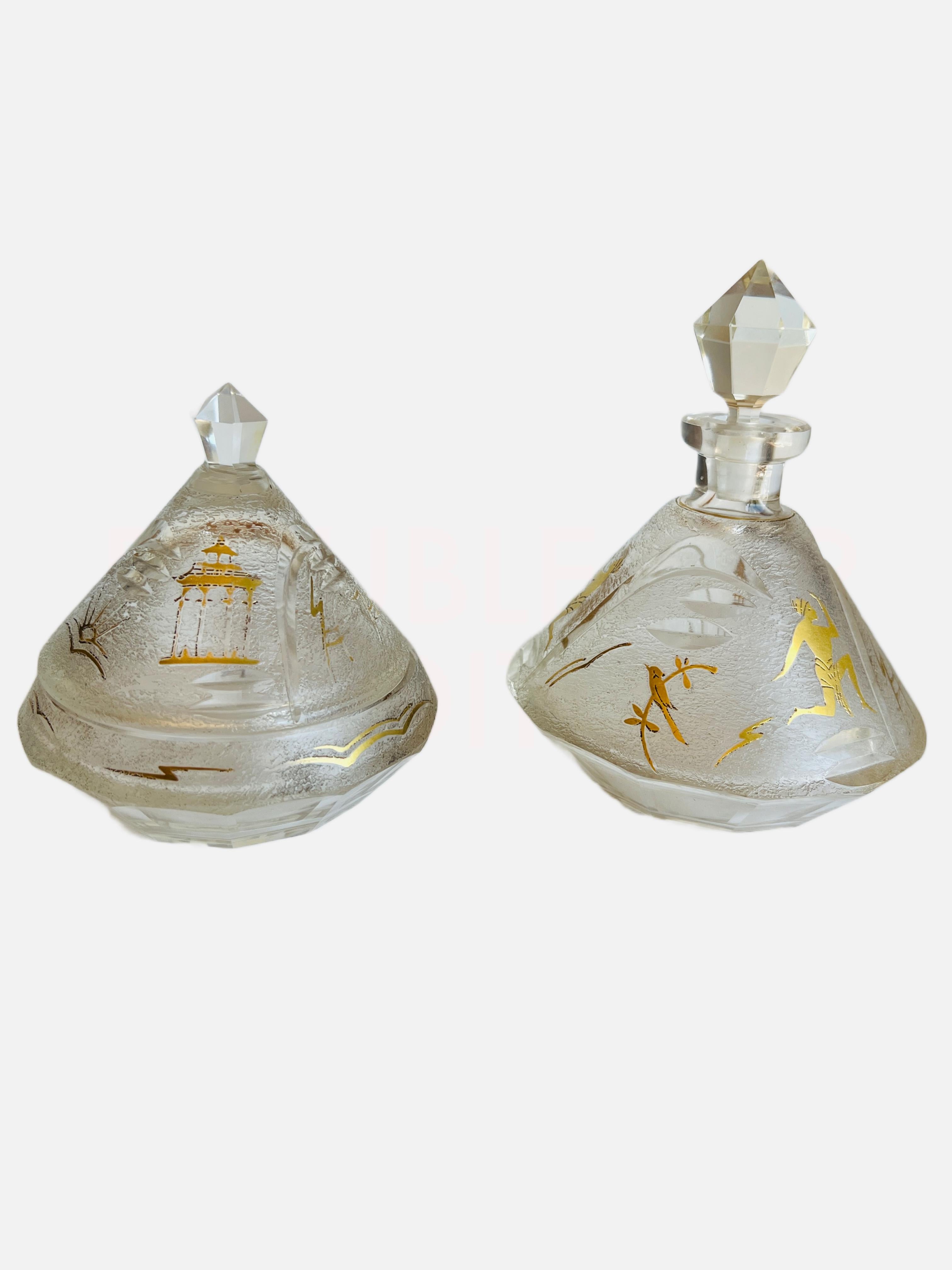 Art déco Ensemble de flacons de parfum en cristal Cologne avec hiéroglyphes égyptiens en or anciens en vente
