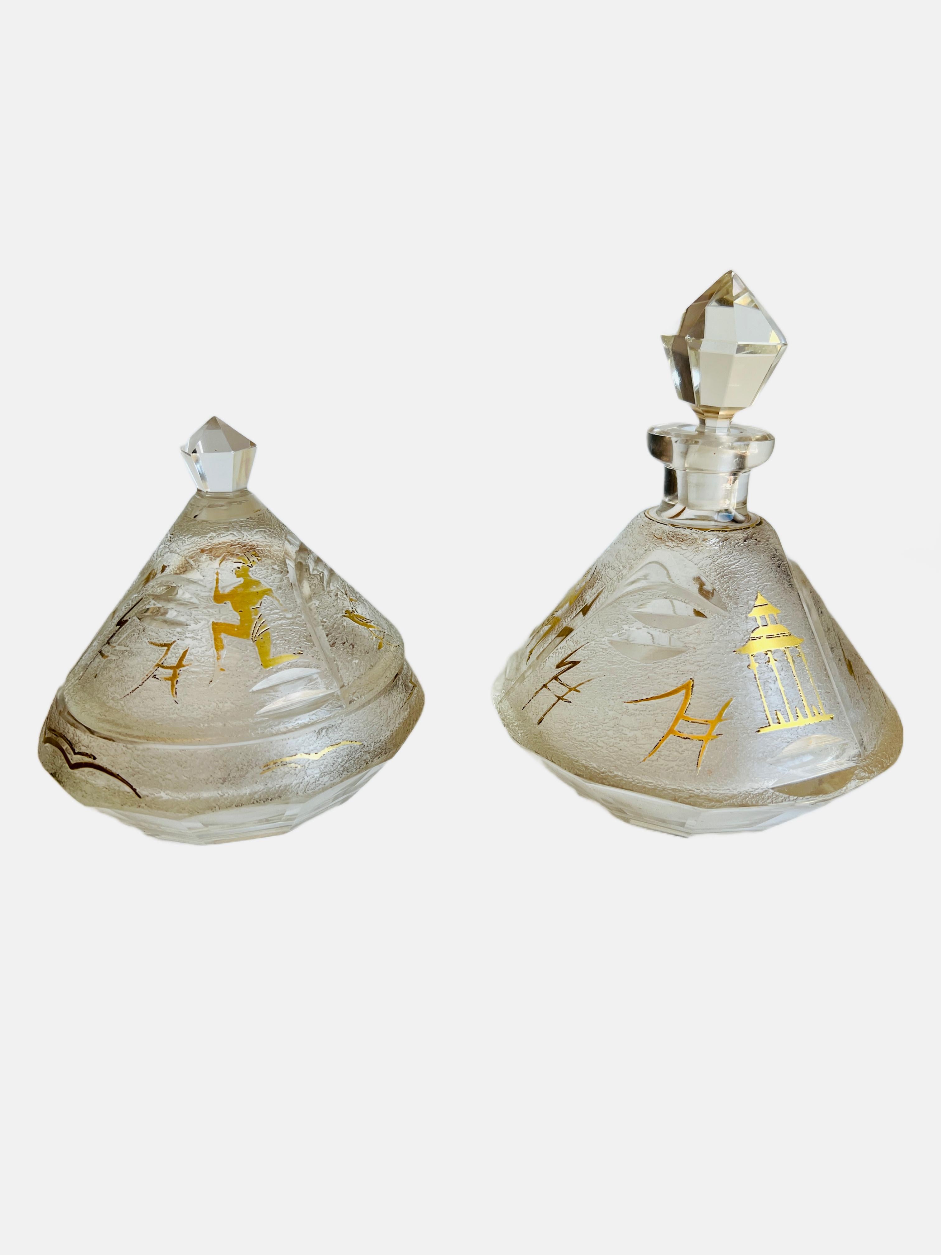 Ensemble de flacons de parfum en cristal Cologne avec hiéroglyphes égyptiens en or anciens Bon état - En vente à Sausalito, CA