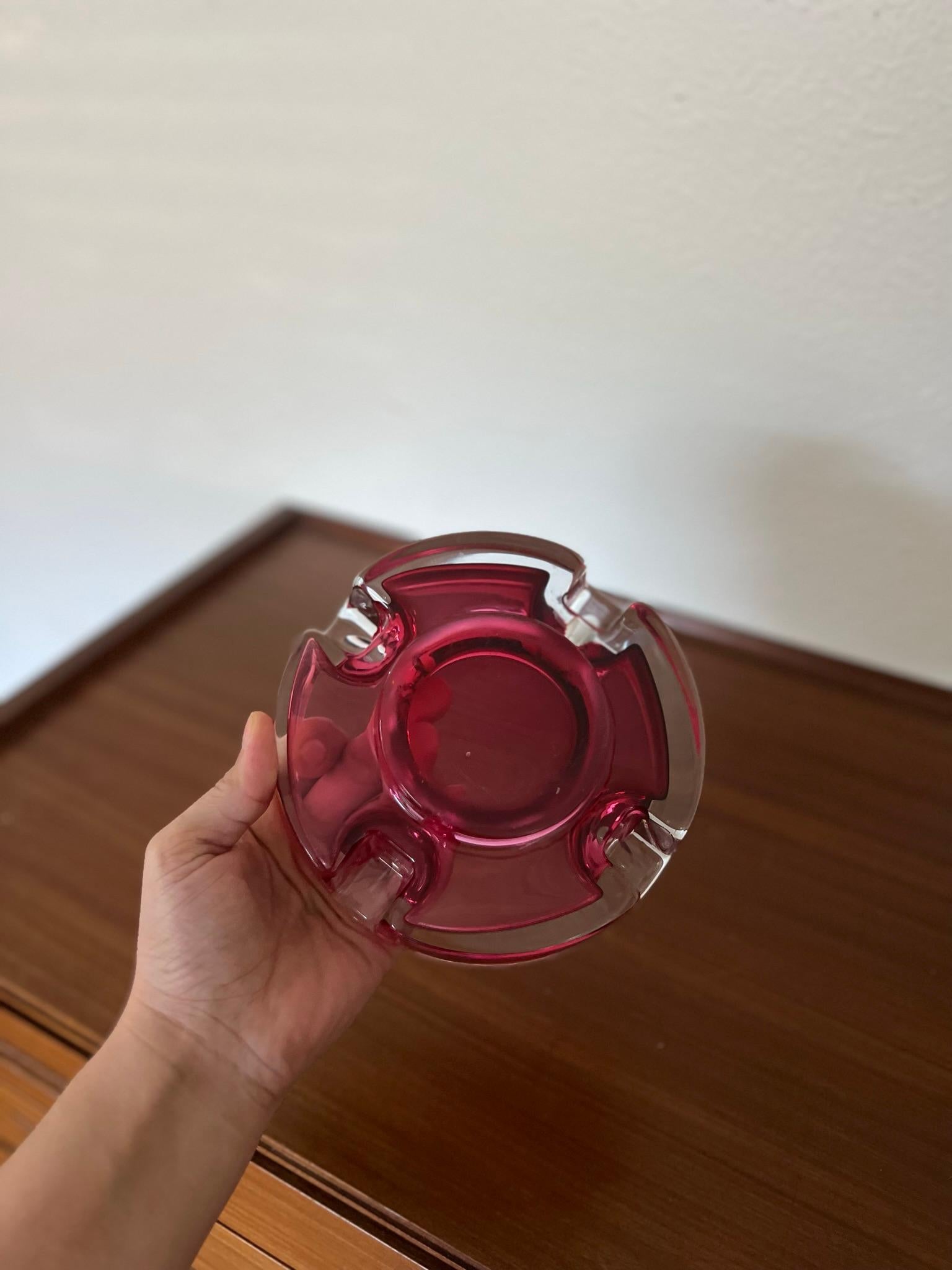 Crystal pink ashtray for val saint lambert, paper weight signed.

Free-blown pink and clear crystal ashtray by Val Saint Lambert.
Could be used as a catchall, vide poche or decorative desk accessories.
Use it as a change tray or jewelry tray or