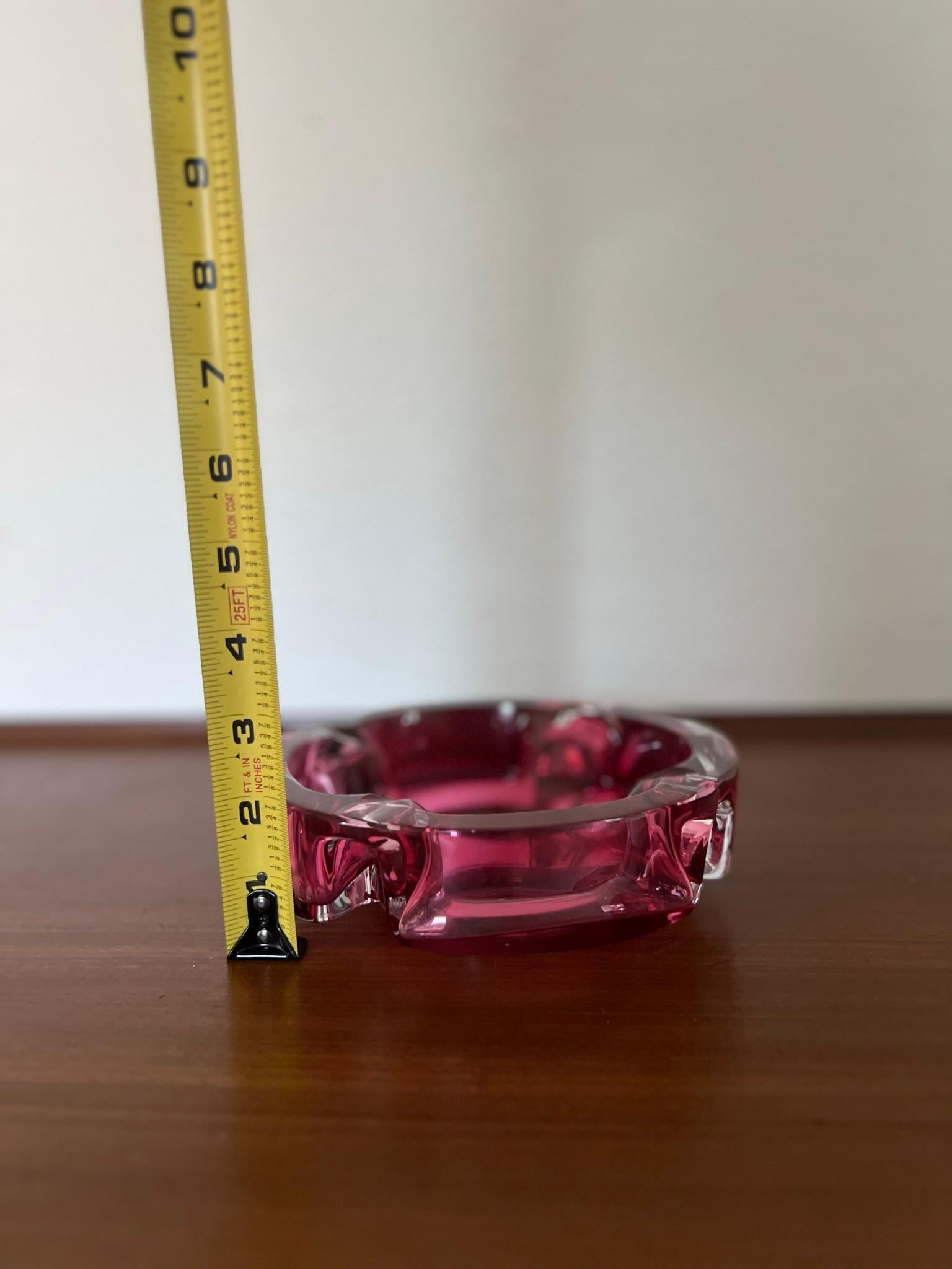 Cendrier rose en cristal pour Val Saint Lambert, poids en papier Bon état - En vente à Houston, TX