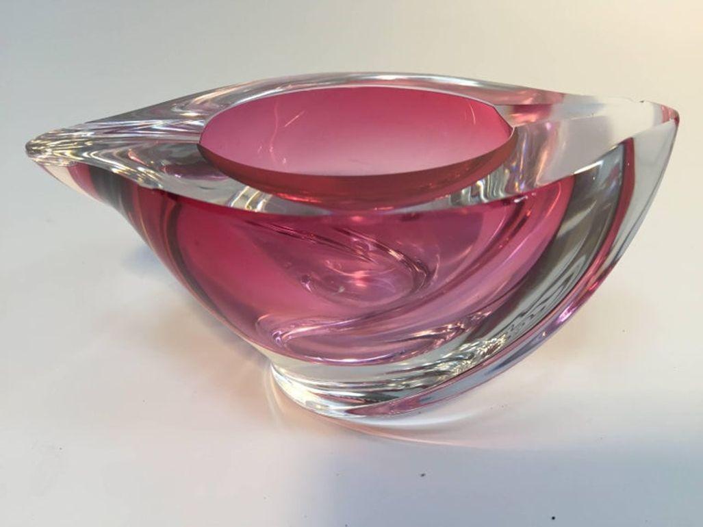 Fait main Cendrier en cristal rose pour Val Saint Lambert, poids en papier signé en vente