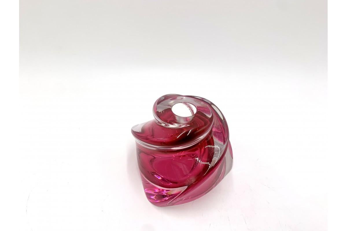 Bougeoir en cristal de couleur rose signé avec l'autocollant original de Val St. Lambert

Fabriqué en Belgique dans les années 60.

Très bon état

Mesures : hauteur 8cm, diamètre 10cm, diamètre du trou de bougie 2cm.

