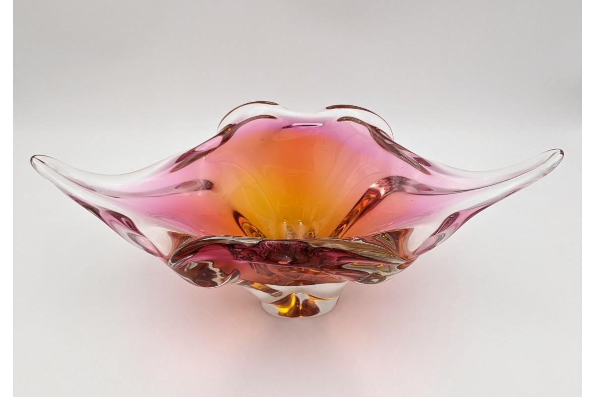 Plat en cristal rose de Josef Hospodka pour Chribska Sklarna. 
Fabriqué en République tchèque vers les années 1960. 
Très bon état. 
Dimensions : hauteur 15 cm / largeur 42 cm / profondeur 19 cm

