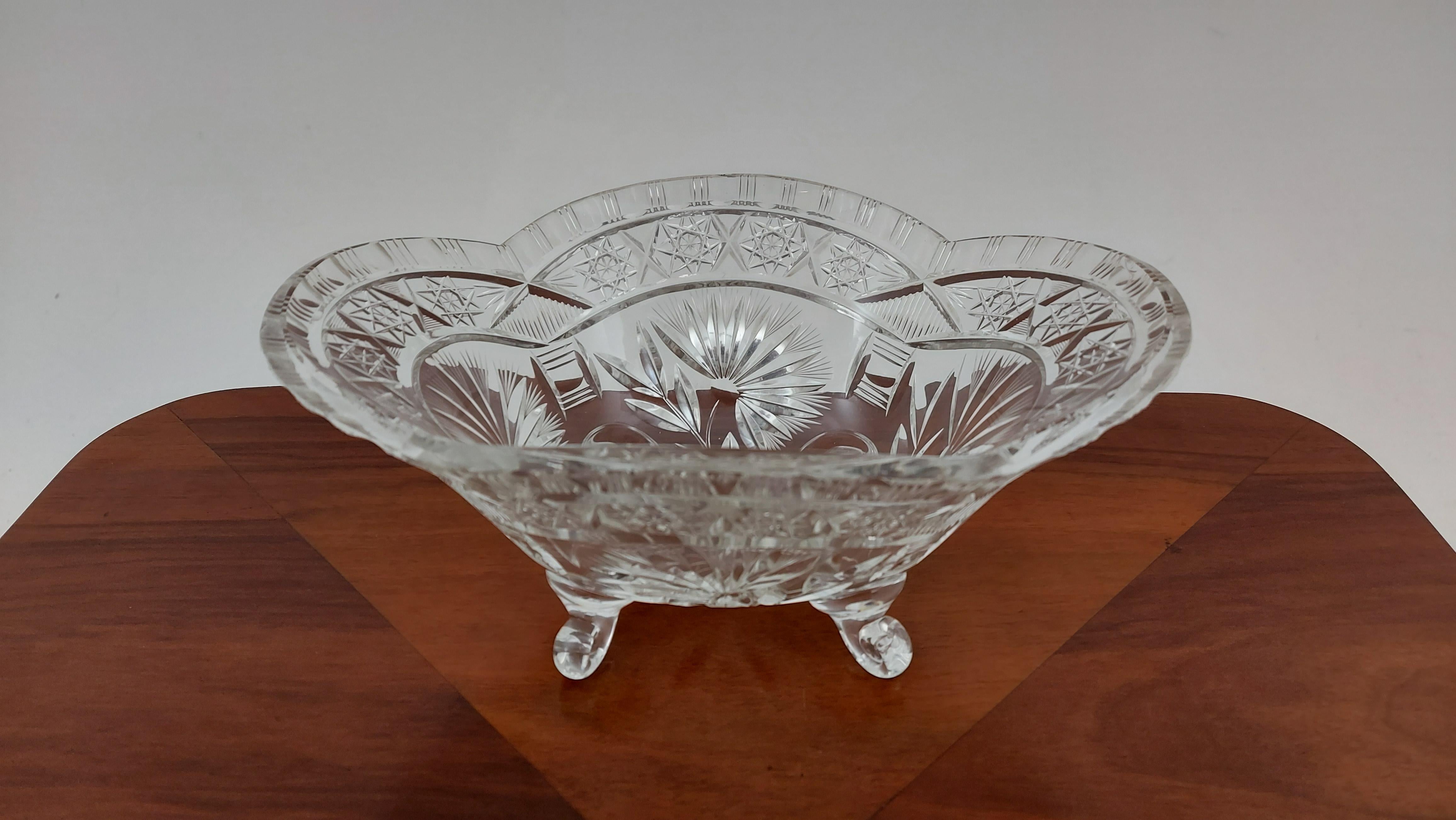 Crystal bowl / platter for fruit or sweets.

Made in Poland in the 1950s / 1960s.

Good condition - slight damage visible in the photos

Dimensions: height 12.5 cm / width 27 cm / depth 18.5 cm.