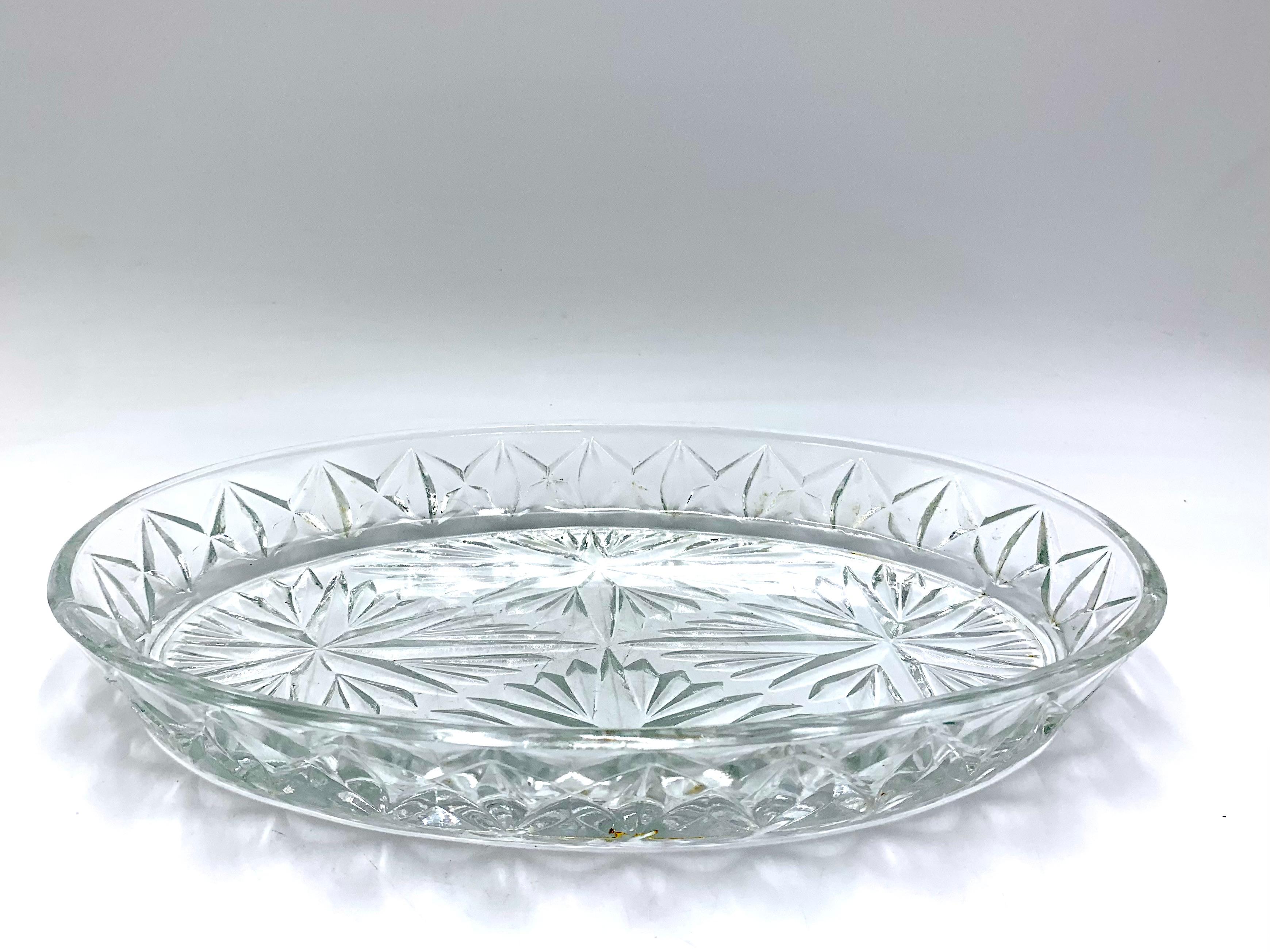 Crystal bowl - platter for fruit or sweets.
Made in Poland in the 1950s / 1960s.
Very good condition.
Dimensions: height 4cm, width 29m, depth 19cm.