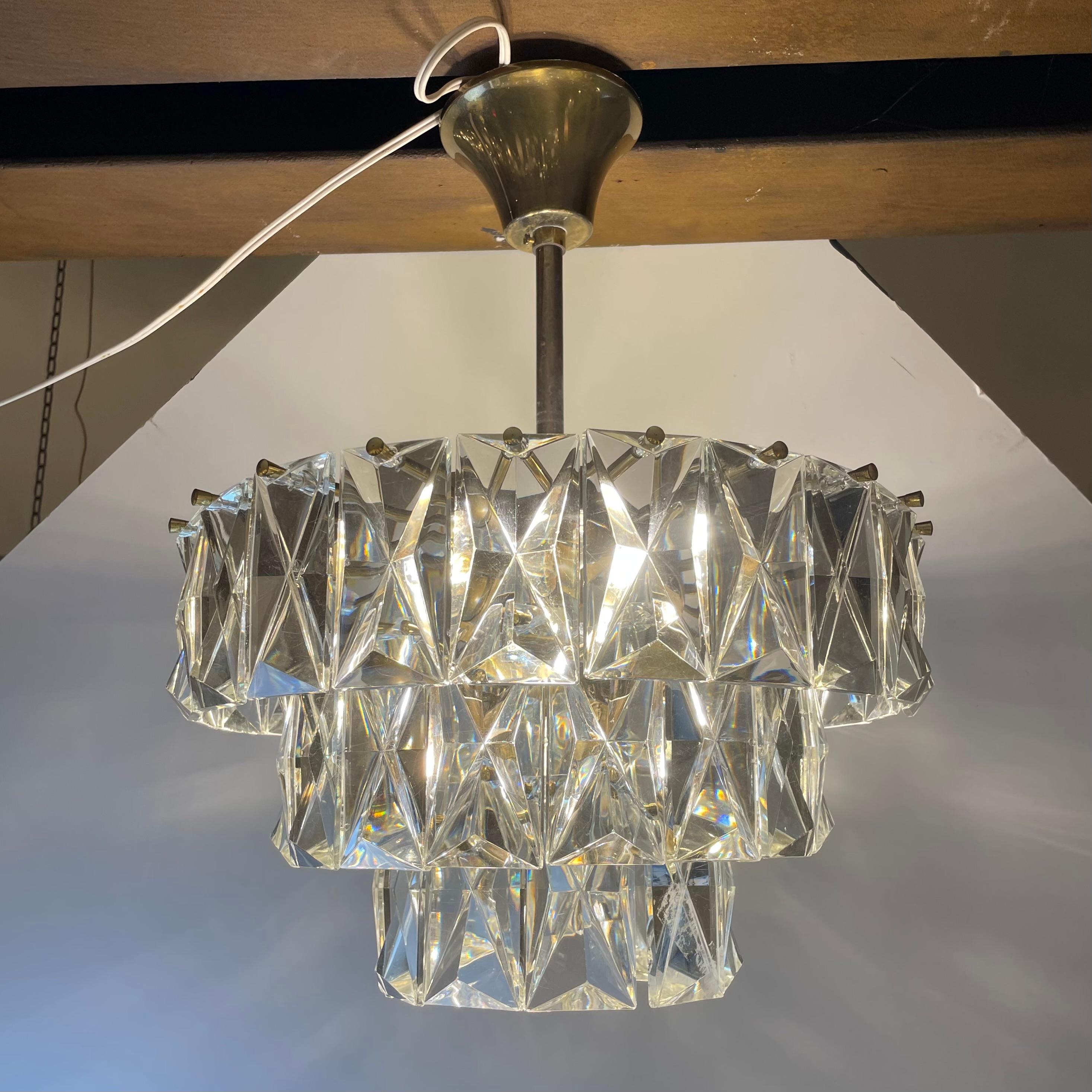 Lampadario tedesco composto da 3 livelli di prismi di cristallo rettangolari su una struttura cilindrica in ottone, disegnato da Kinkeldey negli anni '60-'70.
-
Lustro allemandese composto da 3 livelli di cristallo in prismi rettangolari su una