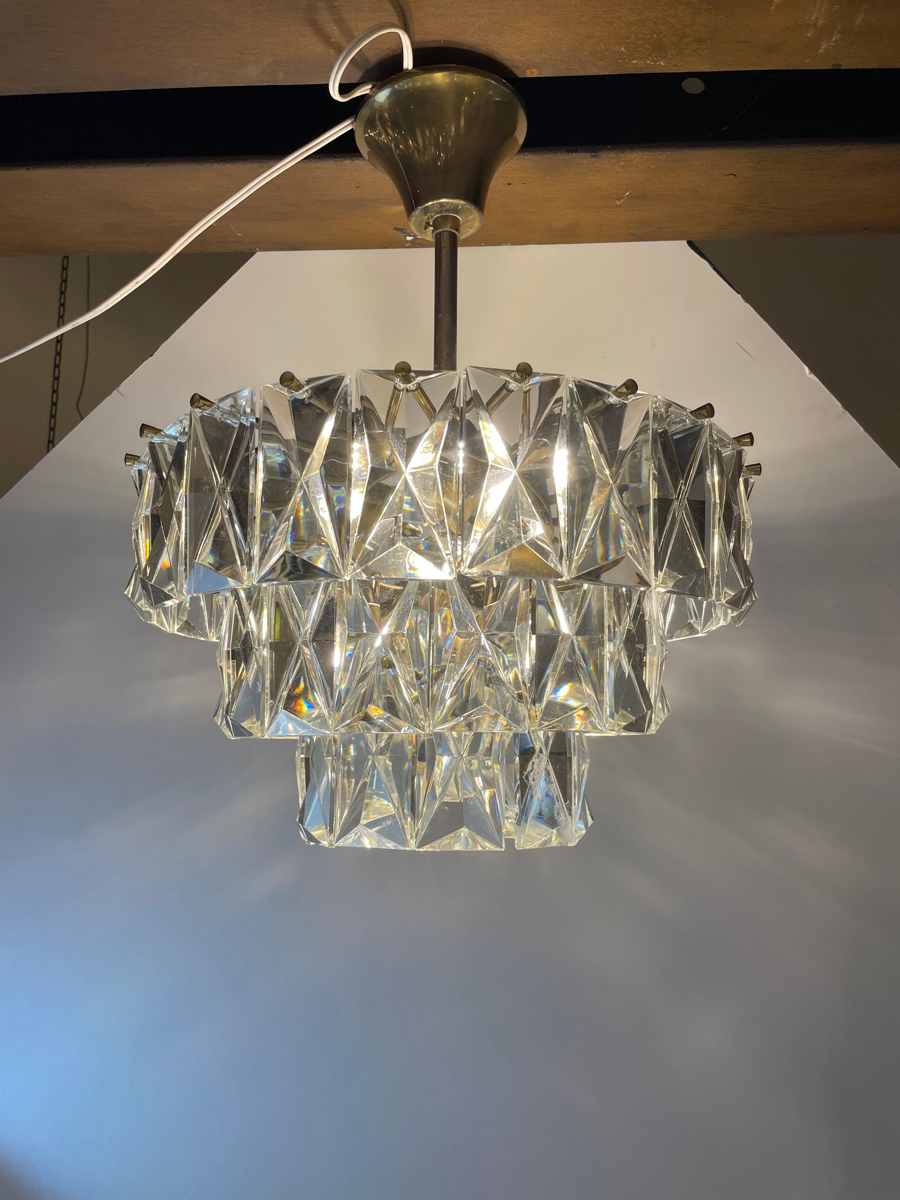 Ottone Lampadario a prisma di cristallo di Kinkeldey, anni '70 in vendita